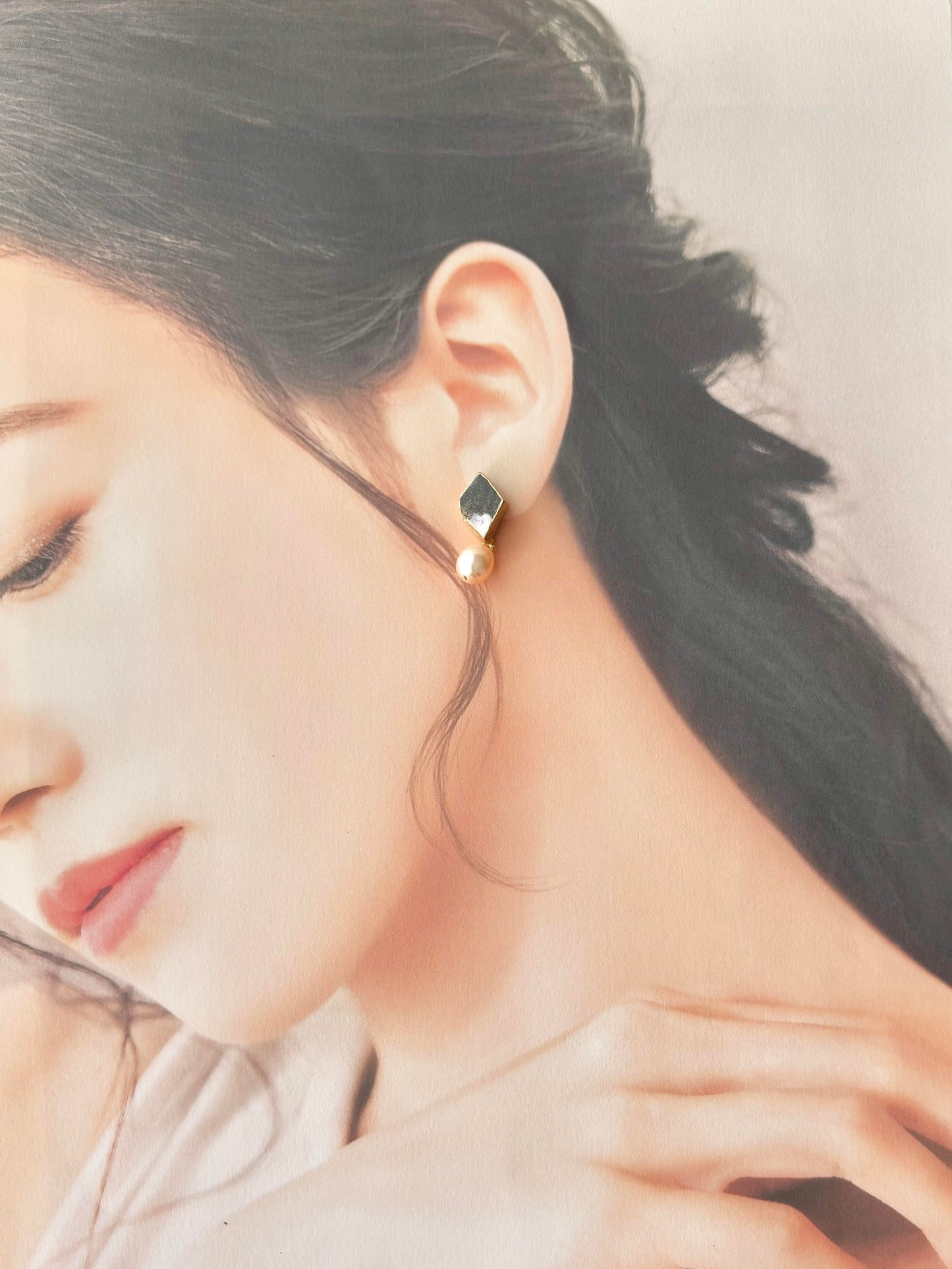 Imari Ware Kintsugi Titanium Earrings Gold Carnelian