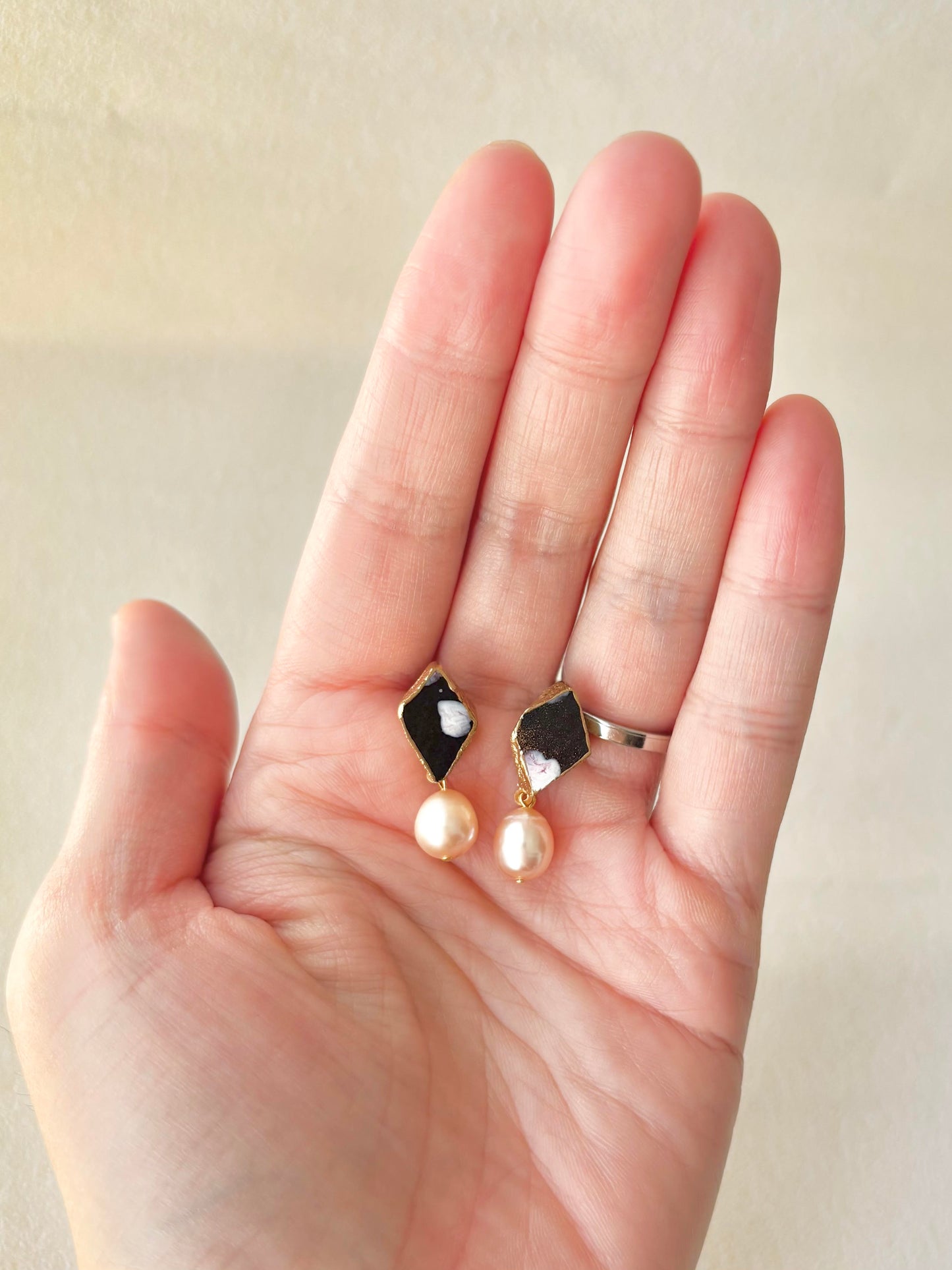 Imari Ware Kintsugi Titanium Earrings Gold Carnelian