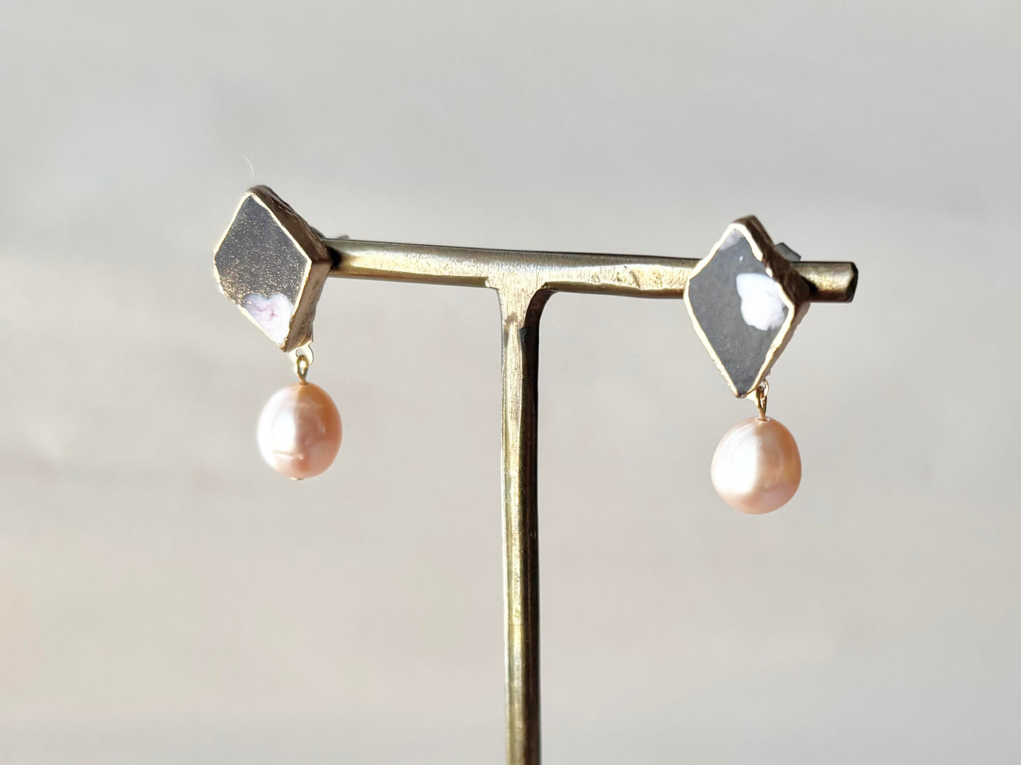 Imari Ware Kintsugi Titanium Earrings Gold Carnelian