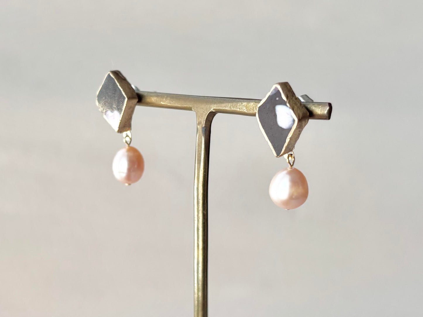 Imari Ware Kintsugi Titanium Earrings Gold Carnelian