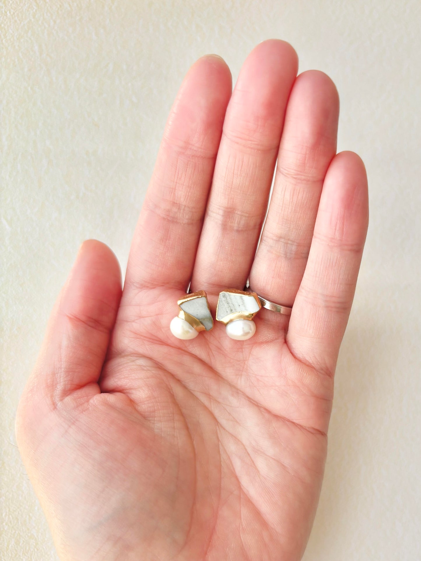 京焼　金継ぎ　サージカルステンレスピアス　グレー　白　淡水パール　天然石　 伝統工芸　＃370