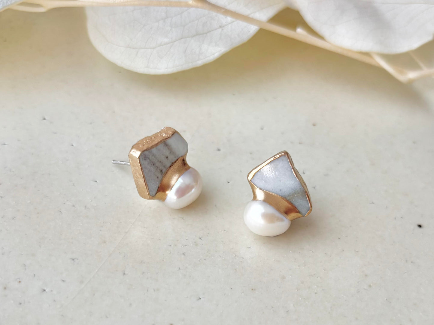 京焼　金継ぎ　サージカルステンレスピアス　グレー　白　淡水パール　天然石　 伝統工芸　＃370