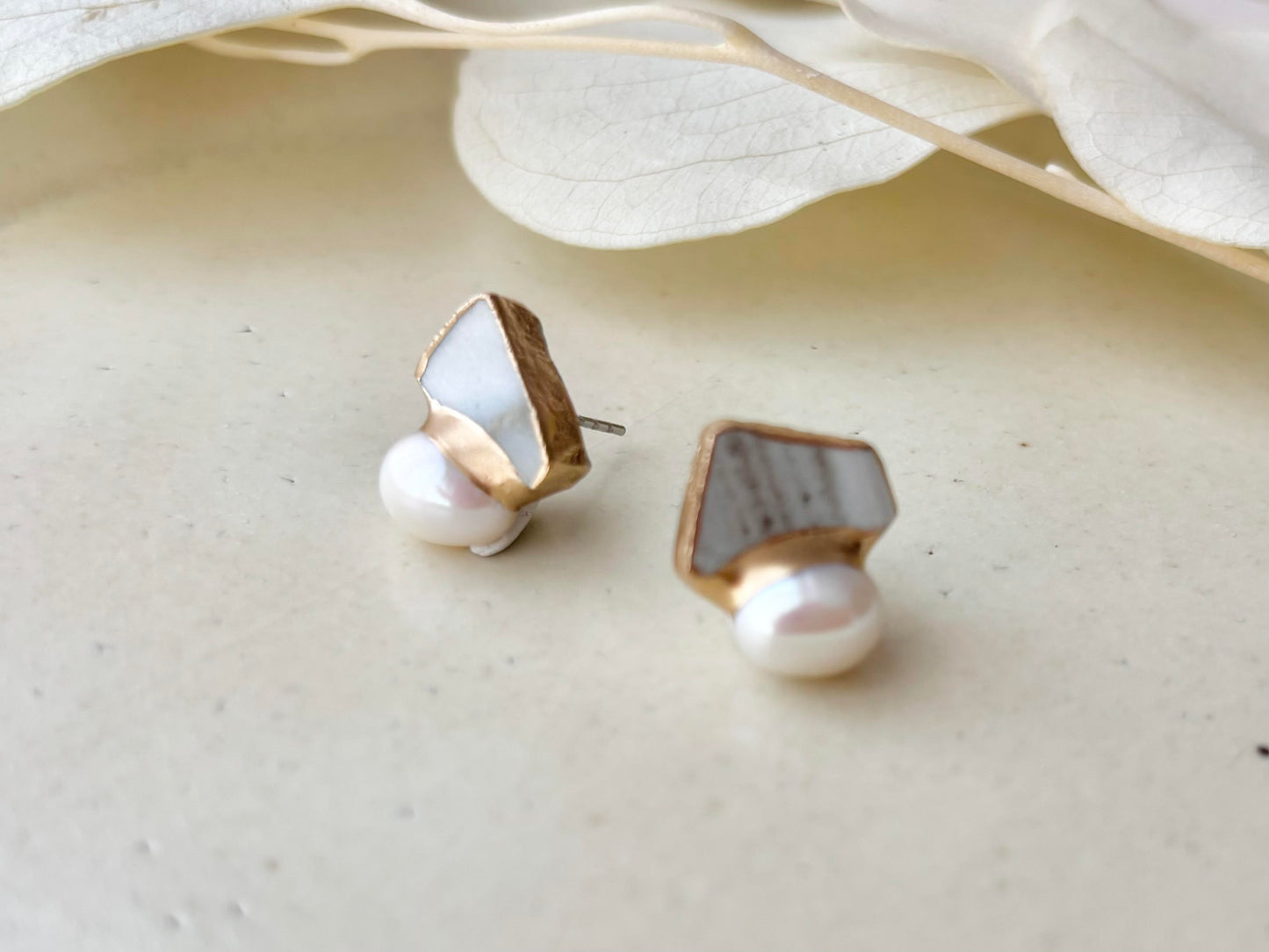 京焼　金継ぎ　サージカルステンレスピアス　グレー　白　淡水パール　天然石　 伝統工芸　＃370