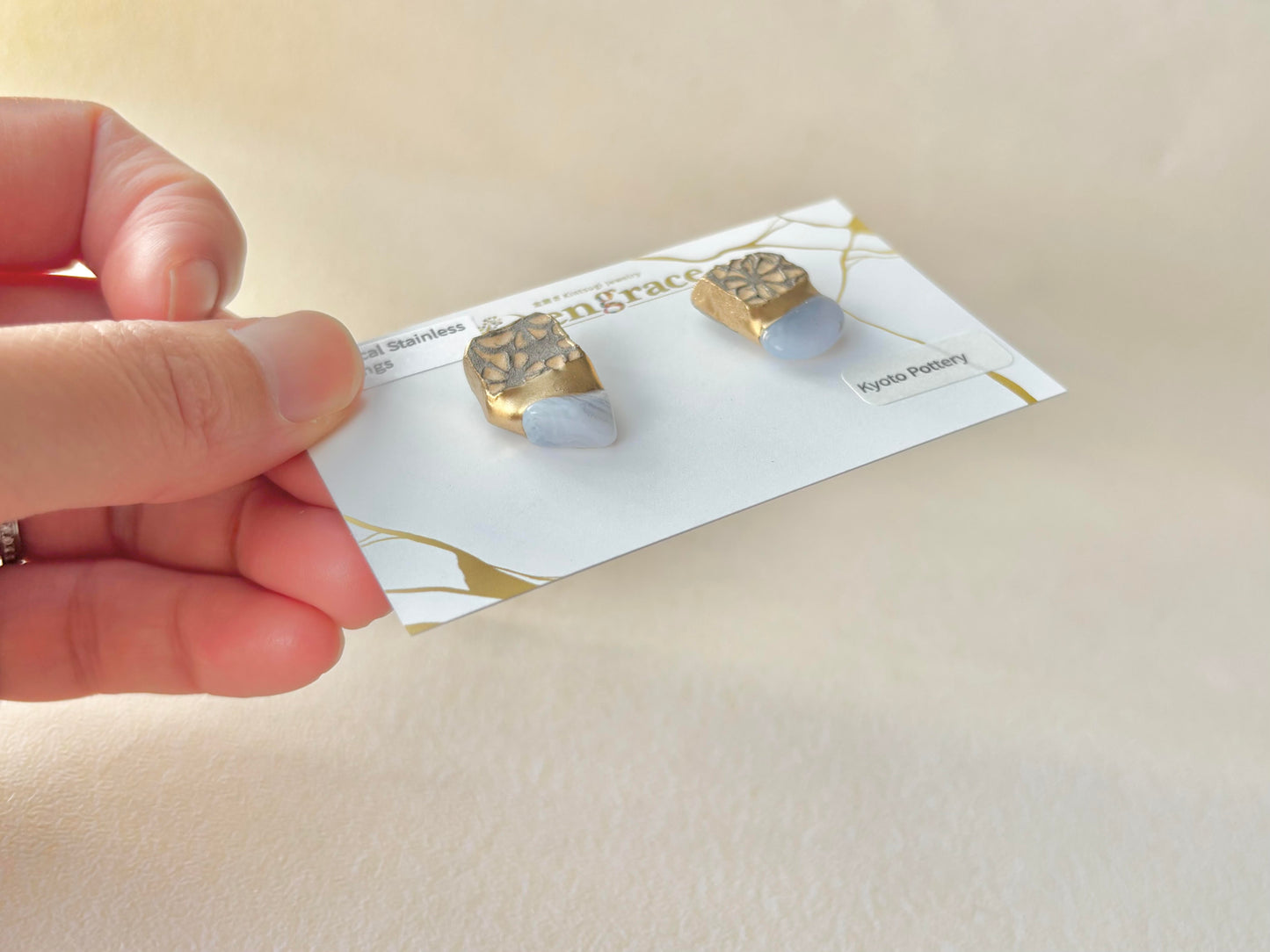 京焼 　金継ぎ　サージカルステンレスピアス　花柄　グレー　ブルーレースアゲート　天然石　伝統工芸　＃371