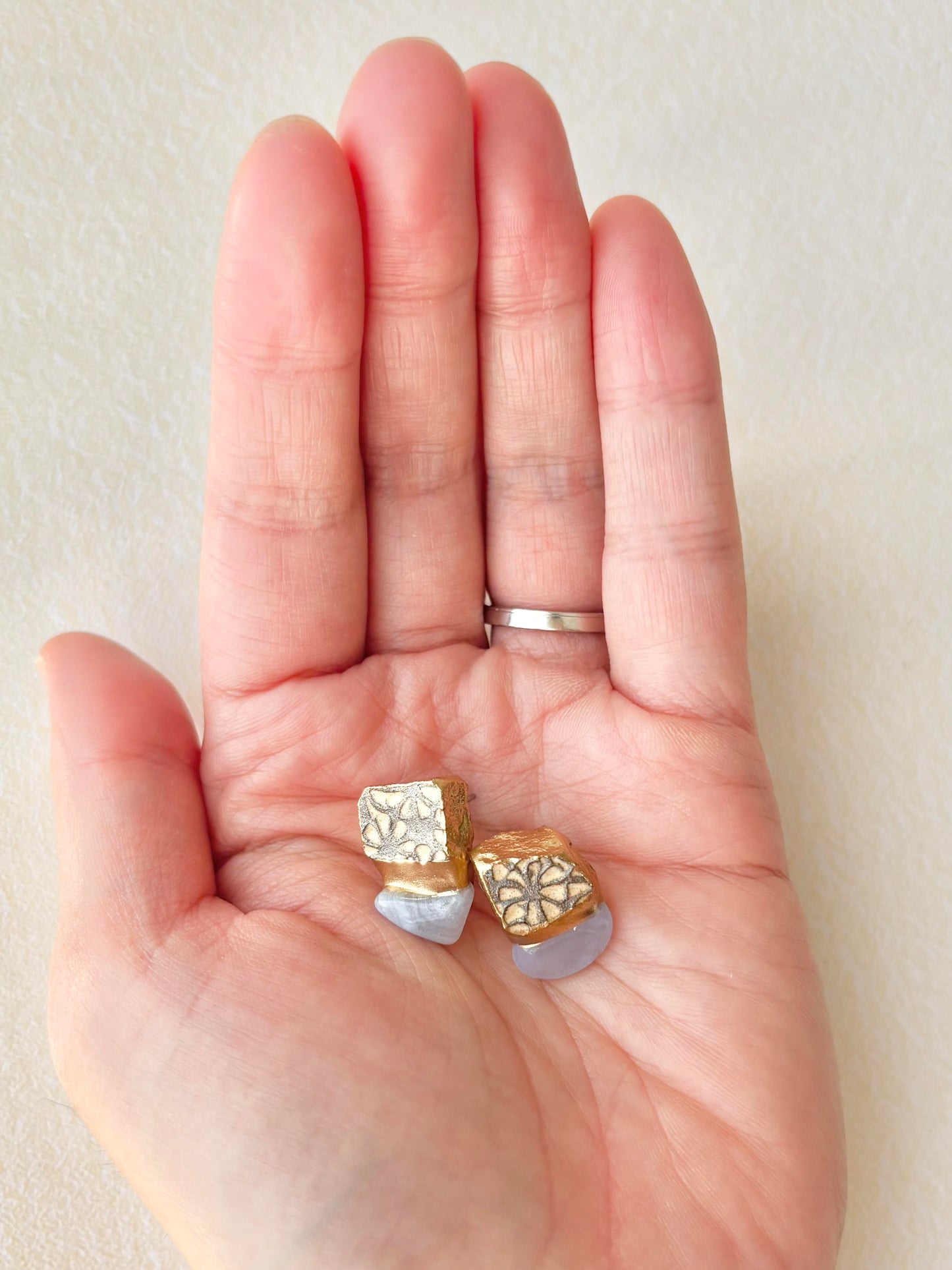 京焼 　金継ぎ　サージカルステンレスピアス　花柄　グレー　ブルーレースアゲート　天然石　伝統工芸　＃371