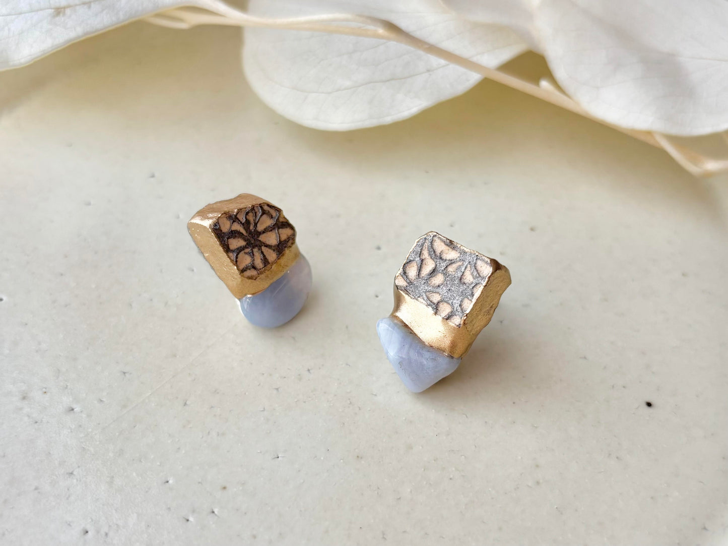 京焼 　金継ぎ　サージカルステンレスピアス　花柄　グレー　ブルーレースアゲート　天然石　伝統工芸　＃371