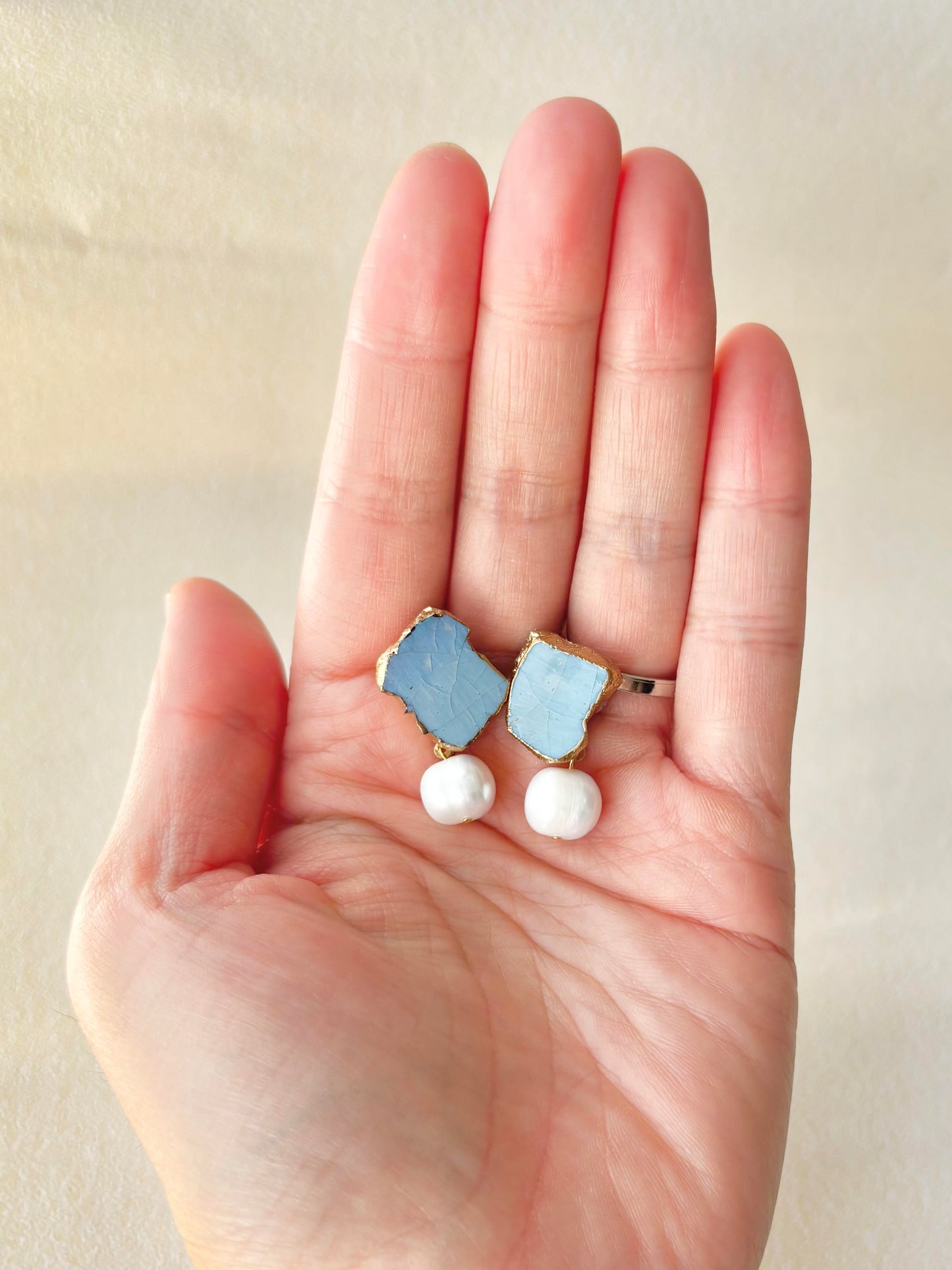 Imari Ware Kintsugi Titanium Earrings Gold Carnelian