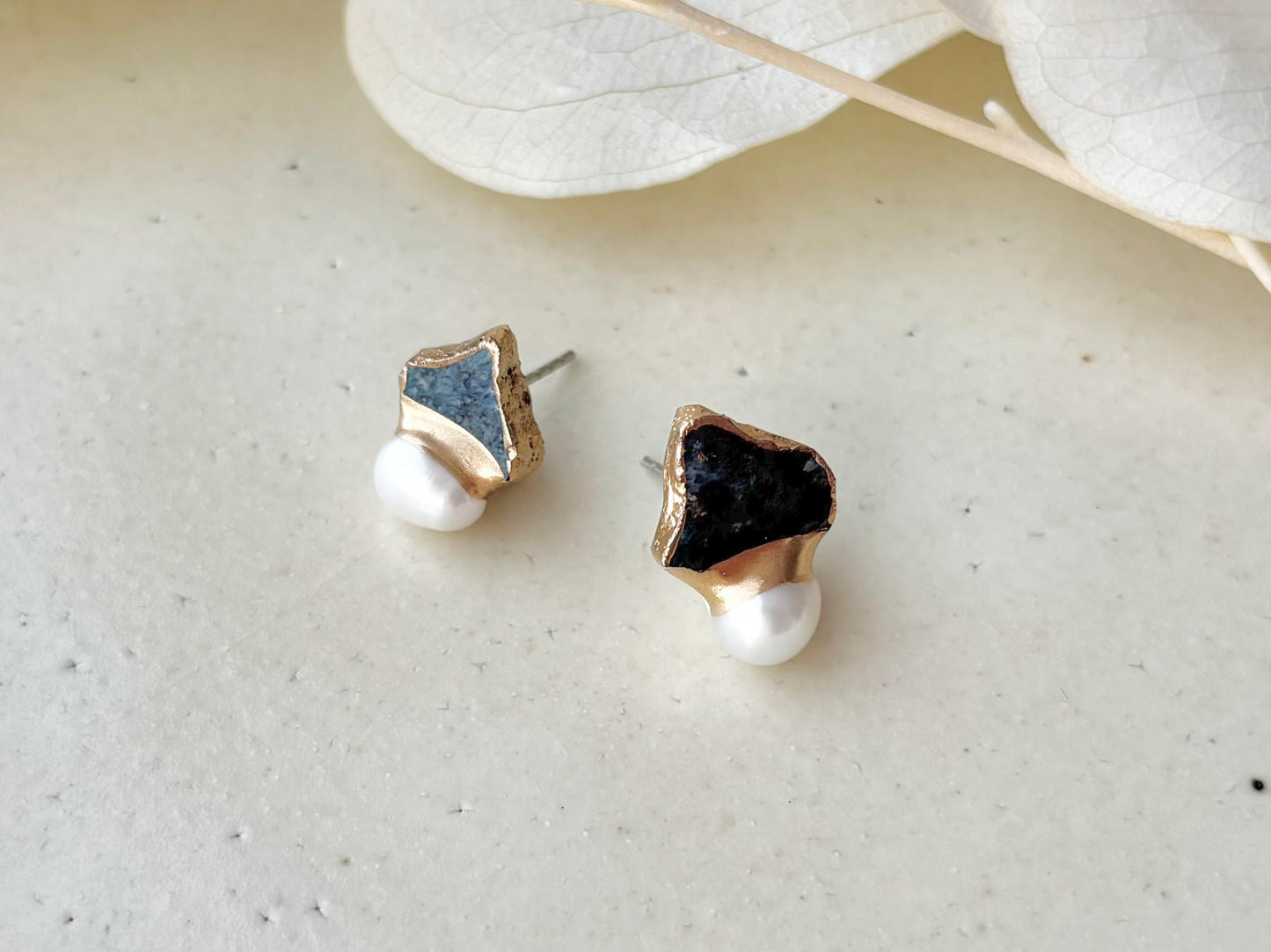 萩焼　金継ぎ　サージカルステンレスピアス　藍色　淡水パール　天然石　 伝統工芸　＃375