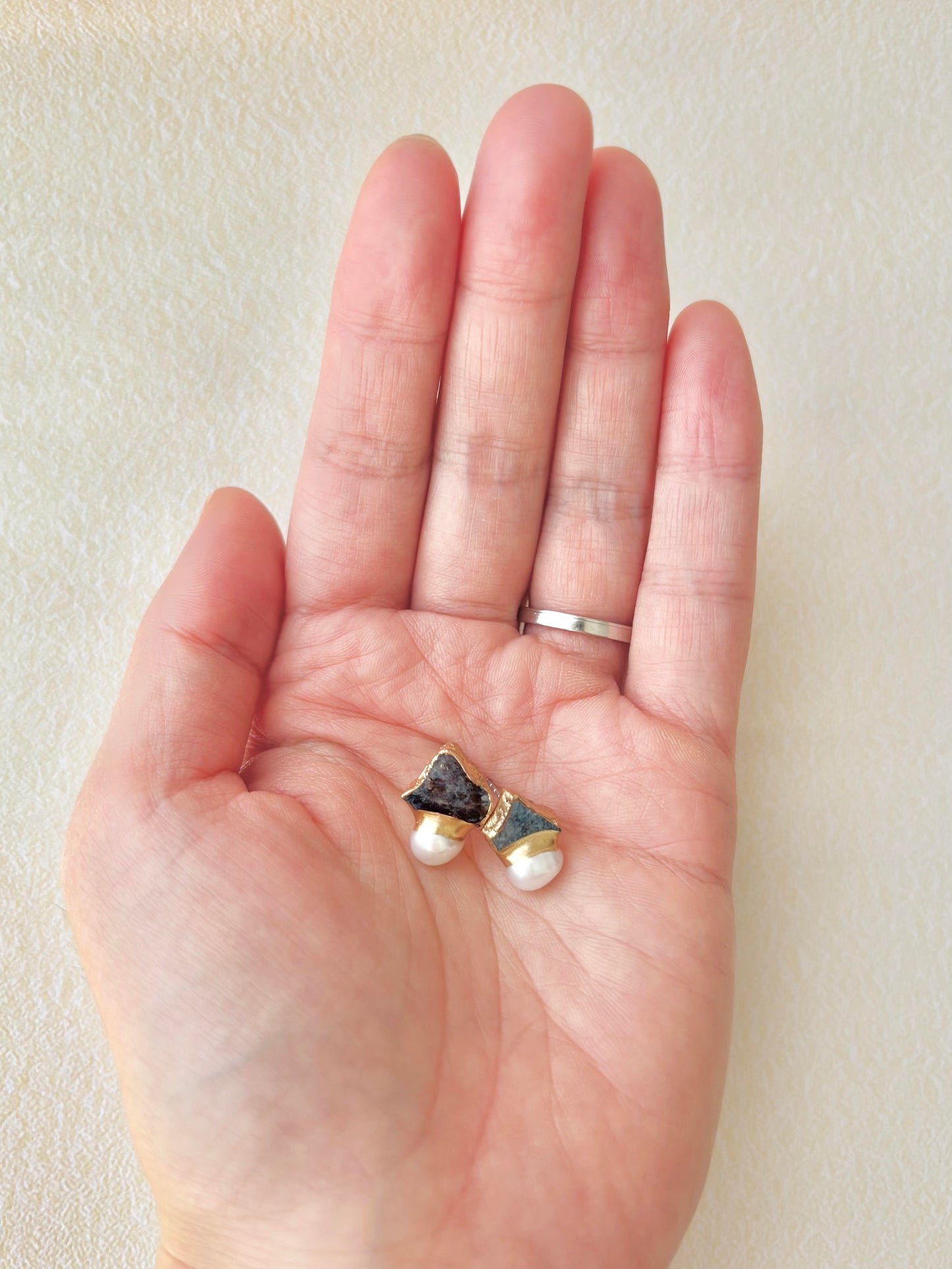 萩焼　金継ぎ　サージカルステンレスピアス　藍色　淡水パール　天然石　 伝統工芸　＃375