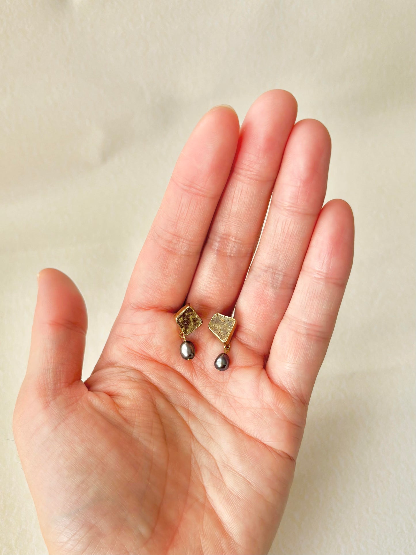 備前焼　金継ぎ　サージカルステンレスピアス　茶色　淡水パール　揺れる　天然石　伝統工芸　＃377