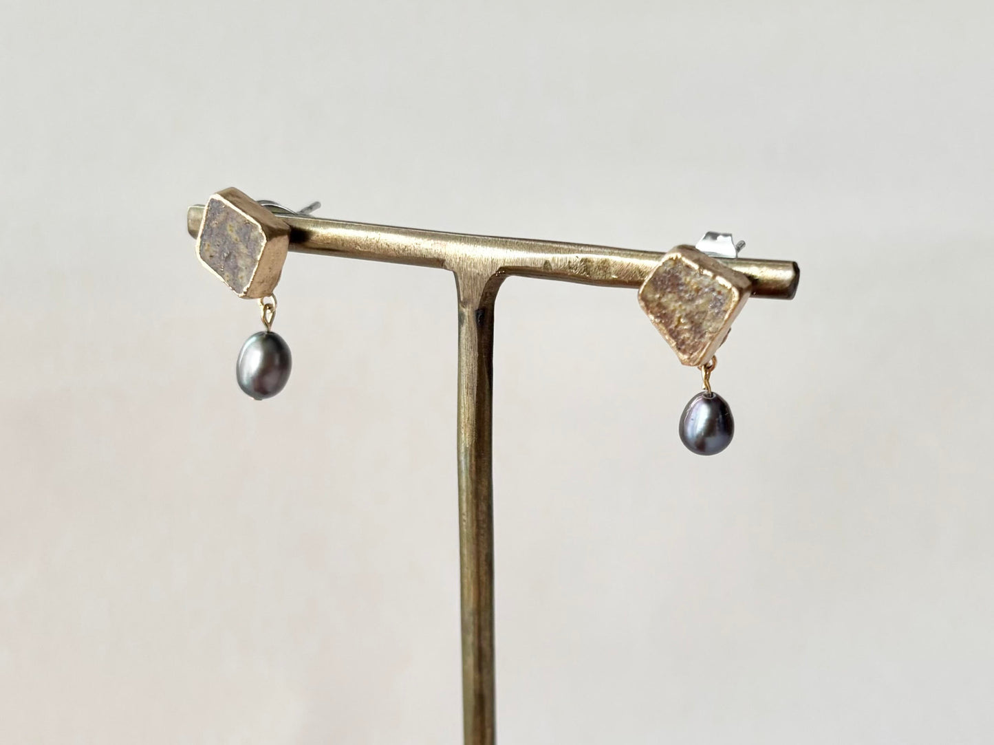 備前焼　金継ぎ　サージカルステンレスピアス　茶色　淡水パール　揺れる　天然石　伝統工芸　＃377