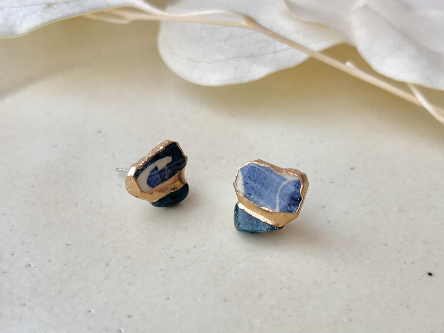 有田焼 　金継ぎ　サージカルステンレスピアス　青　白　アパタイト　天然石　伝統工芸　＃378