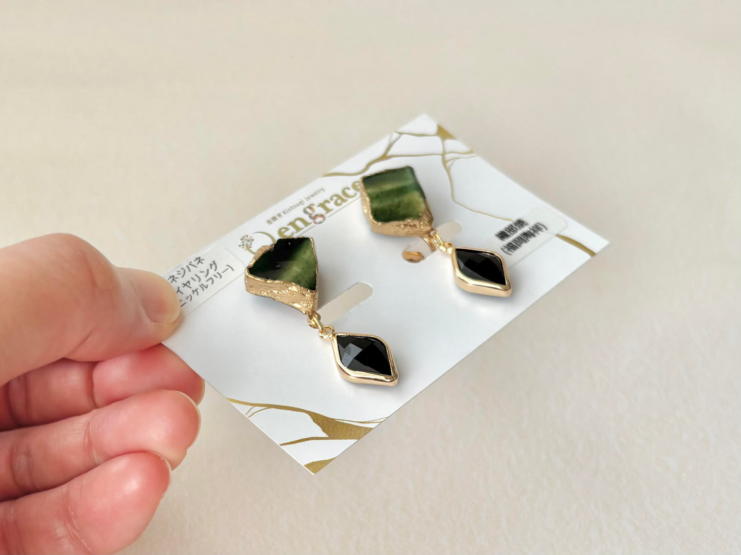 織部焼　金継ぎ　ネジバネ式イヤリング　深い緑　黒　揺れる　伝統工芸　＃380