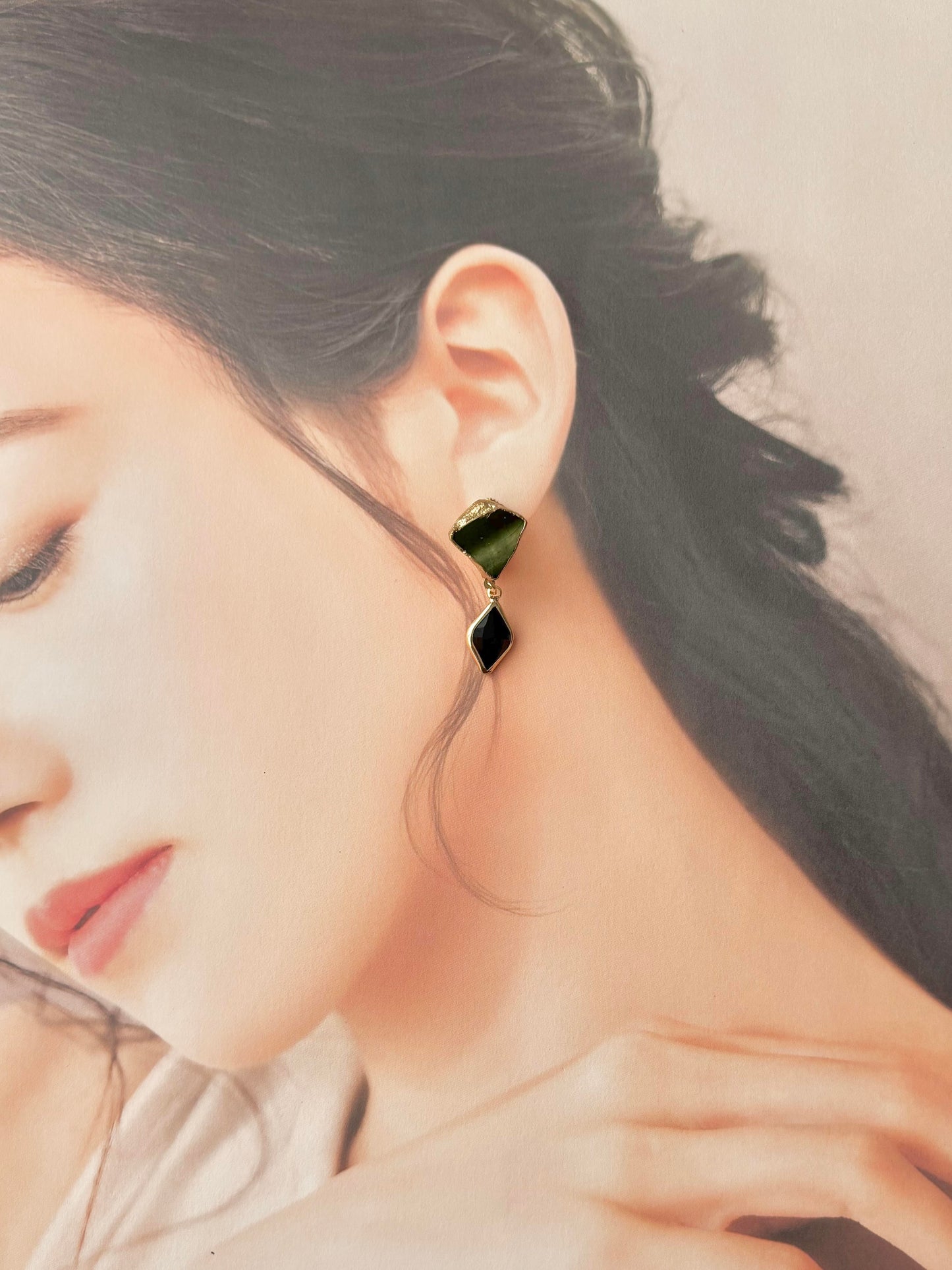 織部焼　金継ぎ　ネジバネ式イヤリング　深い緑　黒　揺れる　伝統工芸　＃380