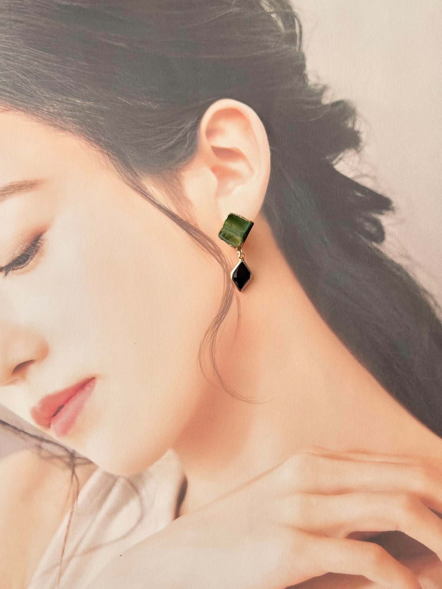 織部焼　金継ぎ　ネジバネ式イヤリング　深い緑　黒　揺れる　伝統工芸　＃380