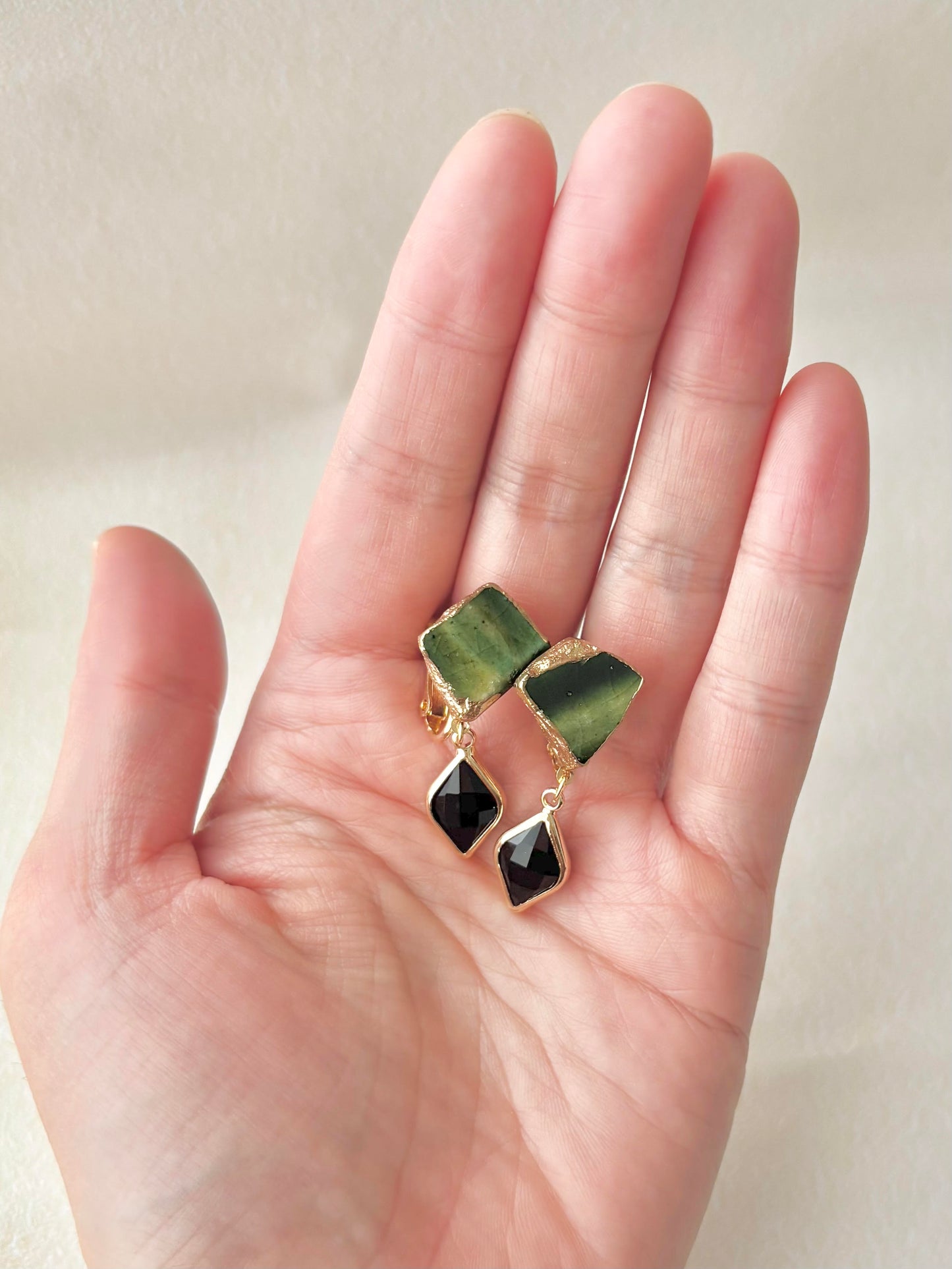 織部焼　金継ぎ　ネジバネ式イヤリング　深い緑　黒　揺れる　伝統工芸　＃380