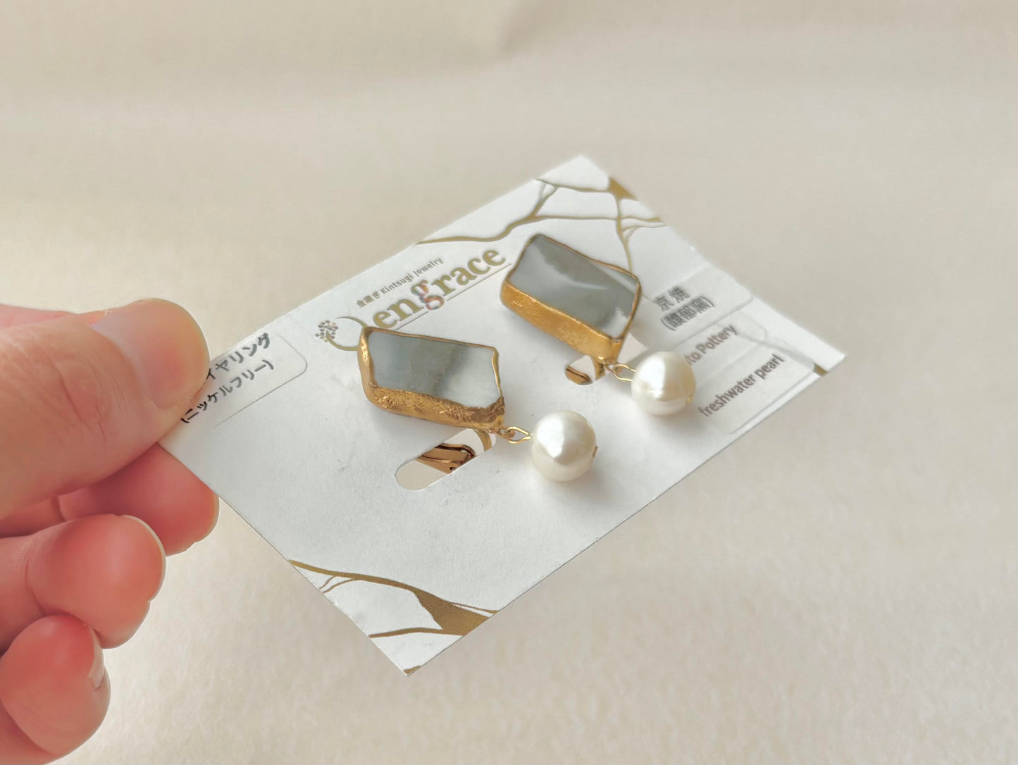 京焼 　金継ぎ　ネジバネ式イヤリング　グレー　白　淡水パール　揺れる　天然石　伝統工芸　＃381