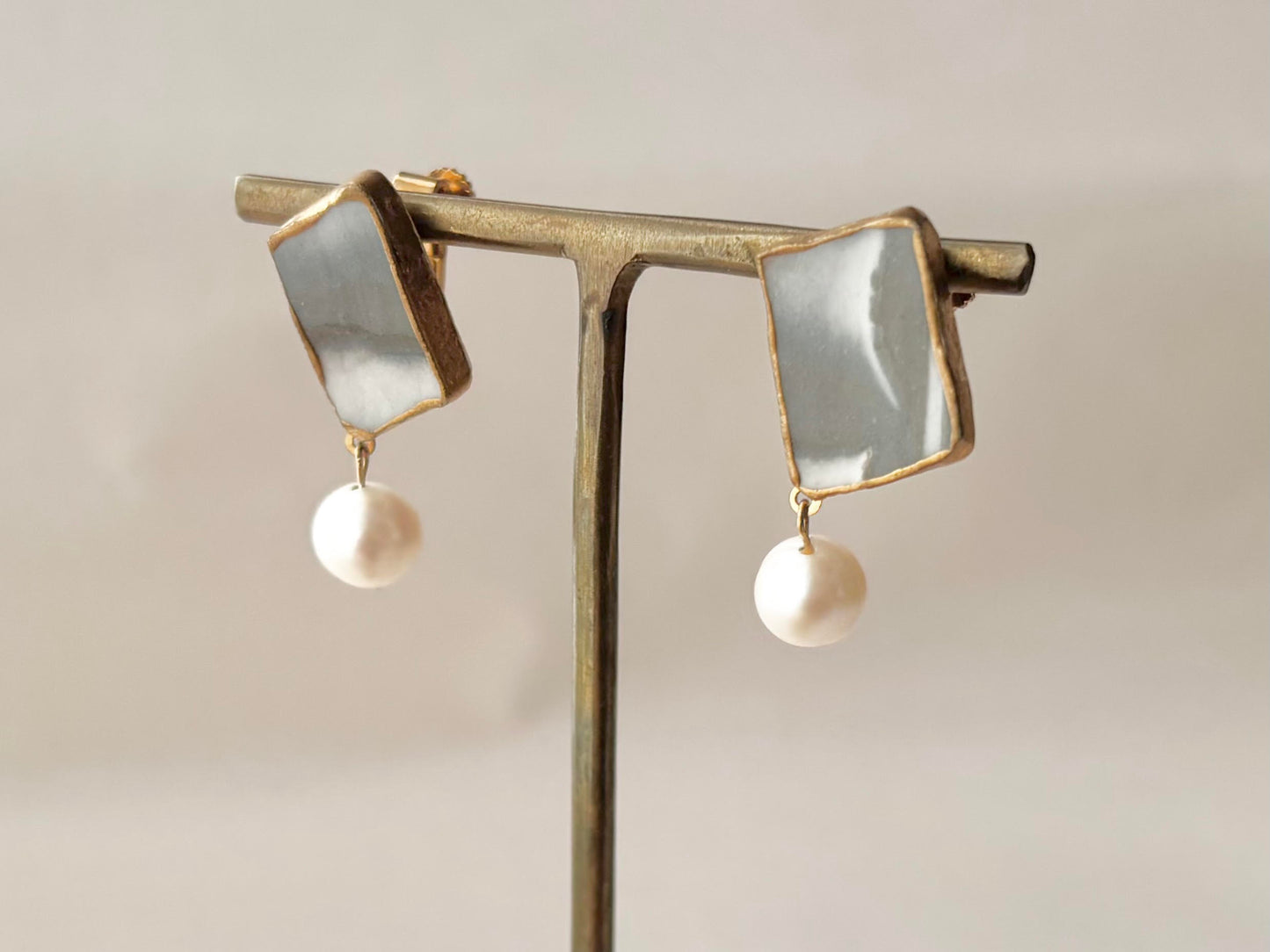 京焼 　金継ぎ　ネジバネ式イヤリング　グレー　白　淡水パール　揺れる　天然石　伝統工芸　＃381