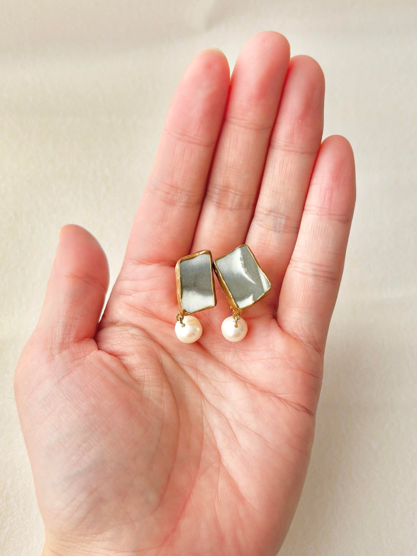 京焼 　金継ぎ　ネジバネ式イヤリング　グレー　白　淡水パール　揺れる　天然石　伝統工芸　＃381