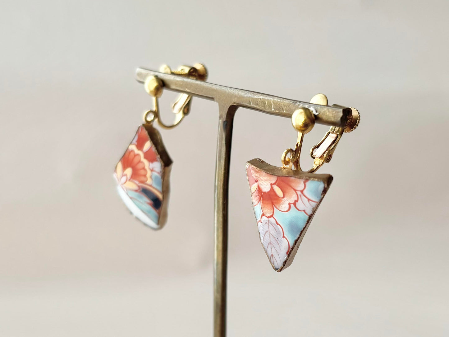 有田焼 　金継ぎ　ネジバネ式イヤリング　オレンジ　水色　花柄　リーフ柄　揺れる　伝統工芸　＃382