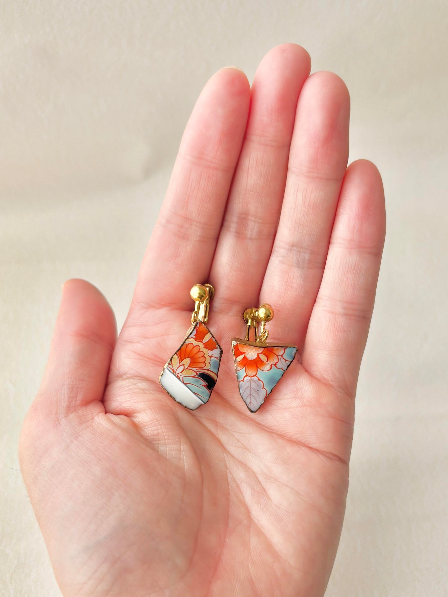 有田焼 　金継ぎ　ネジバネ式イヤリング　オレンジ　水色　花柄　リーフ柄　揺れる　伝統工芸　＃382