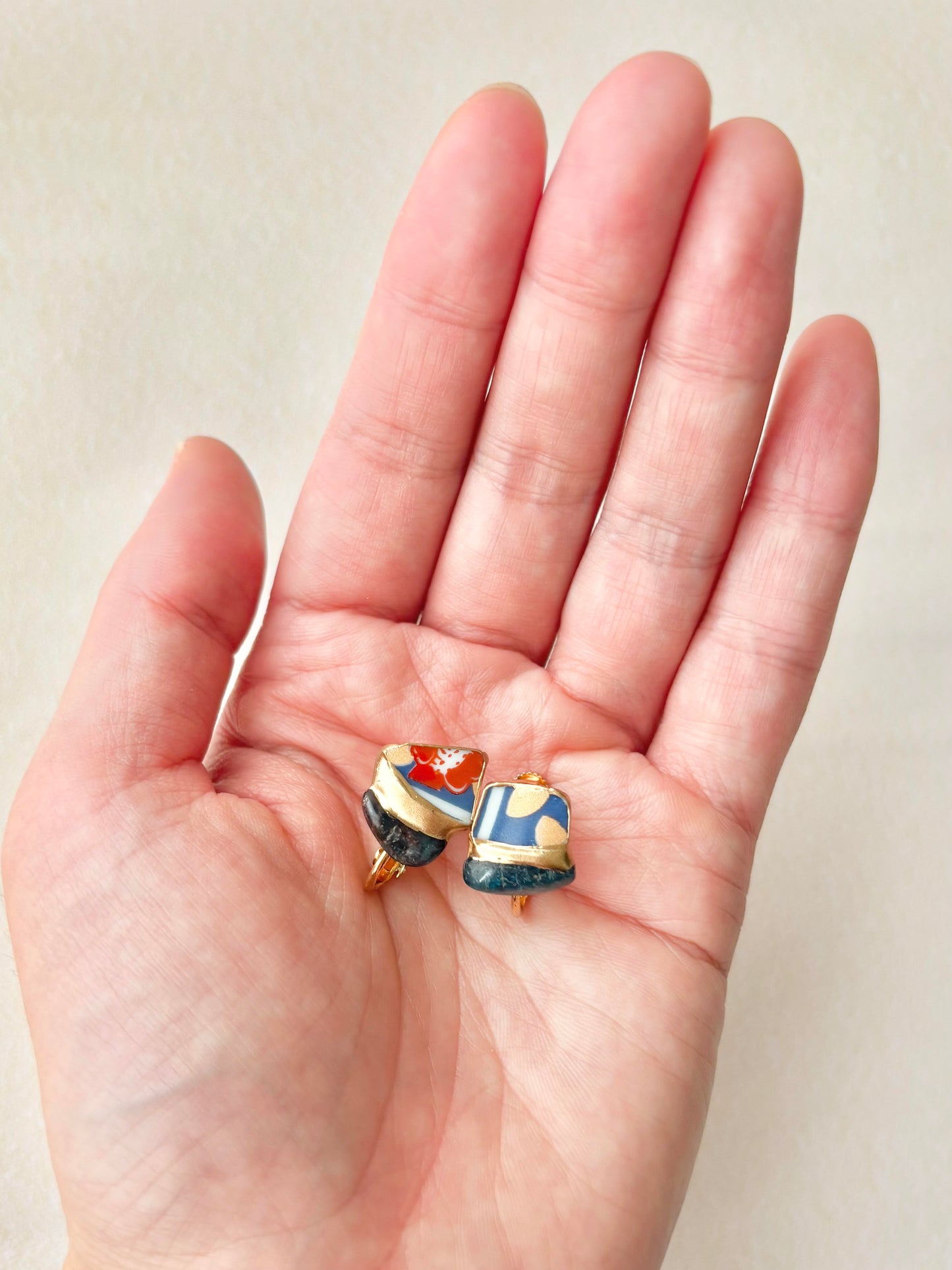 有田焼 　金継ぎ　ネジバネ式イヤリング　赤　花柄　 アパタイト　天然石　伝統工芸　＃385