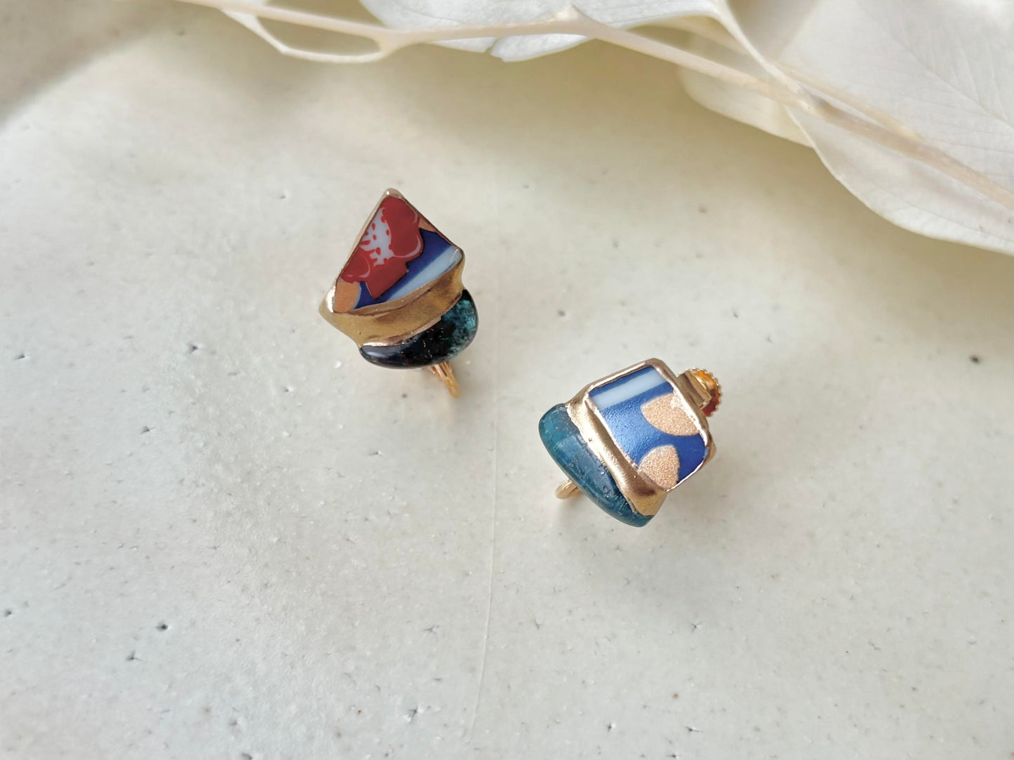 有田焼 　金継ぎ　ネジバネ式イヤリング　赤　花柄　 アパタイト　天然石　伝統工芸　＃385