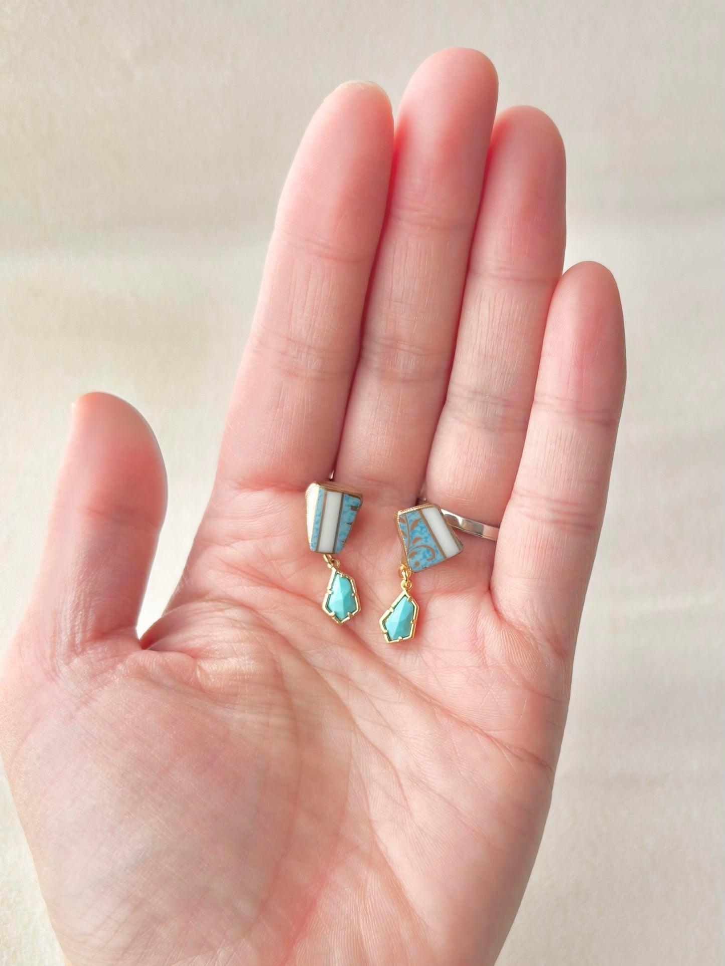 有田焼 　金継ぎ　サージカルステンレスピアス　水色　白　リーフ柄　揺れる　ターコイズ　伝統工芸　天然石　＃389