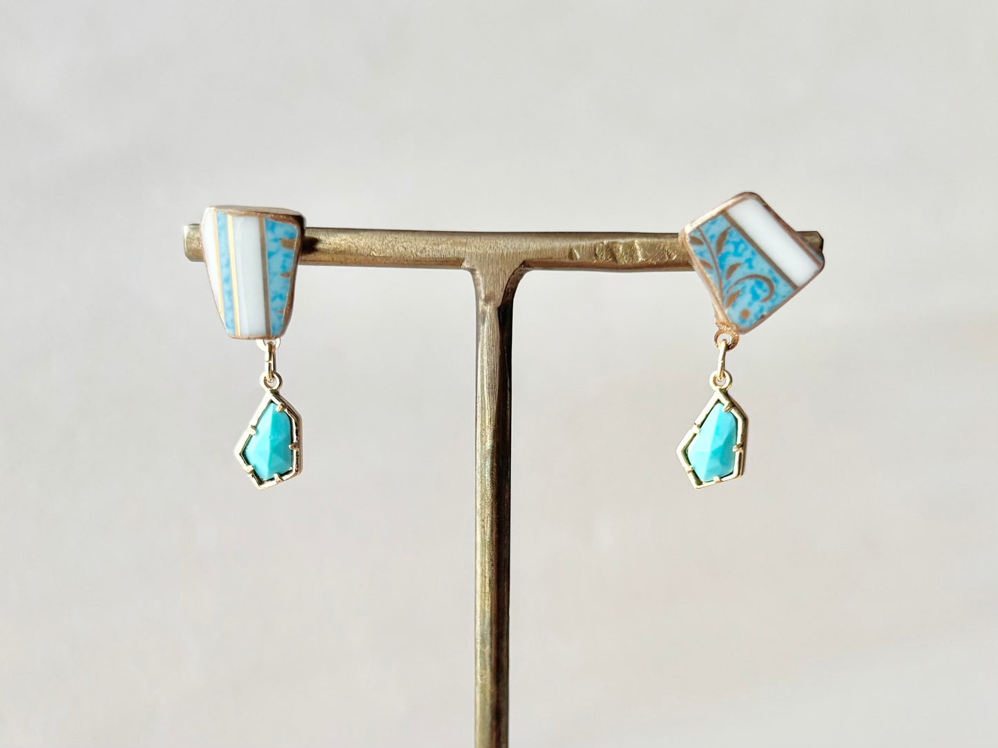 有田焼 　金継ぎ　サージカルステンレスピアス　水色　白　リーフ柄　揺れる　ターコイズ　伝統工芸　天然石　＃389