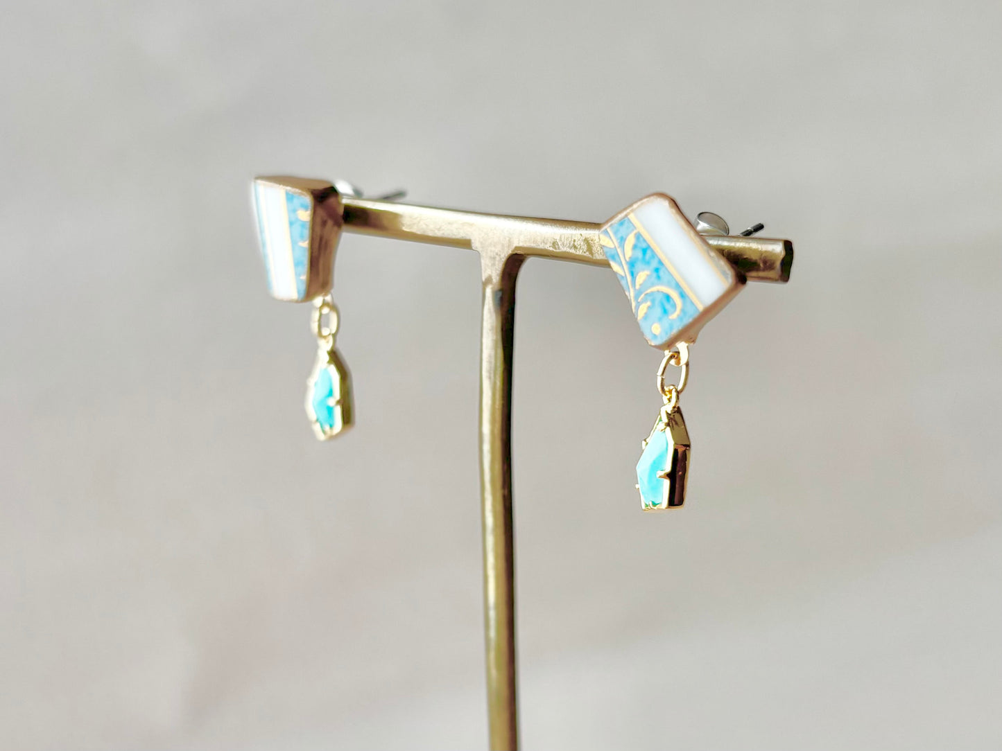 有田焼 　金継ぎ　サージカルステンレスピアス　水色　白　リーフ柄　揺れる　ターコイズ　伝統工芸　天然石　＃389