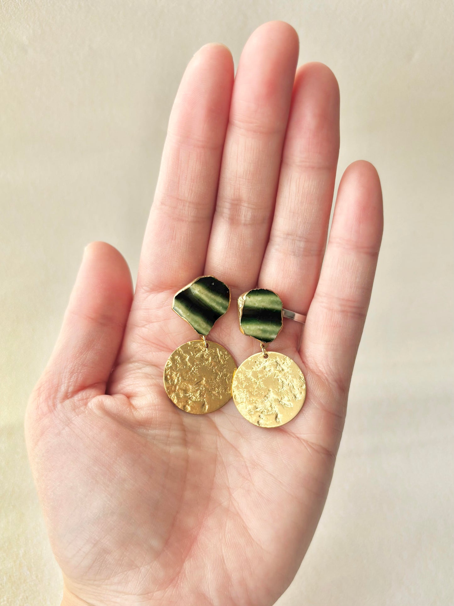 織部焼　金継ぎ　サージカルステンレスピアス　深い緑　ゴールド　伝統工芸　＃390