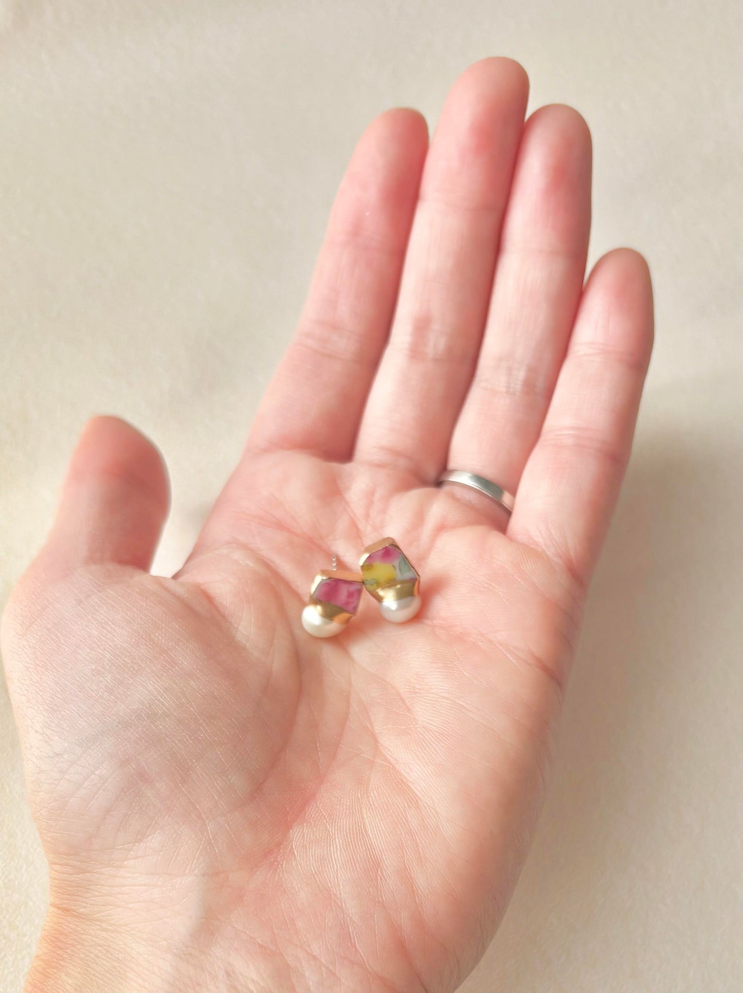 有田焼 　金継ぎ　サージカルステンレスピアス　ピンク　黄色　花柄　淡水パール　天然石　伝統工芸　＃393