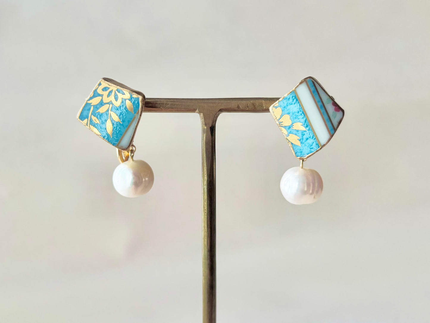 Imari Ware Kintsugi Titanium Earrings Gold Carnelian