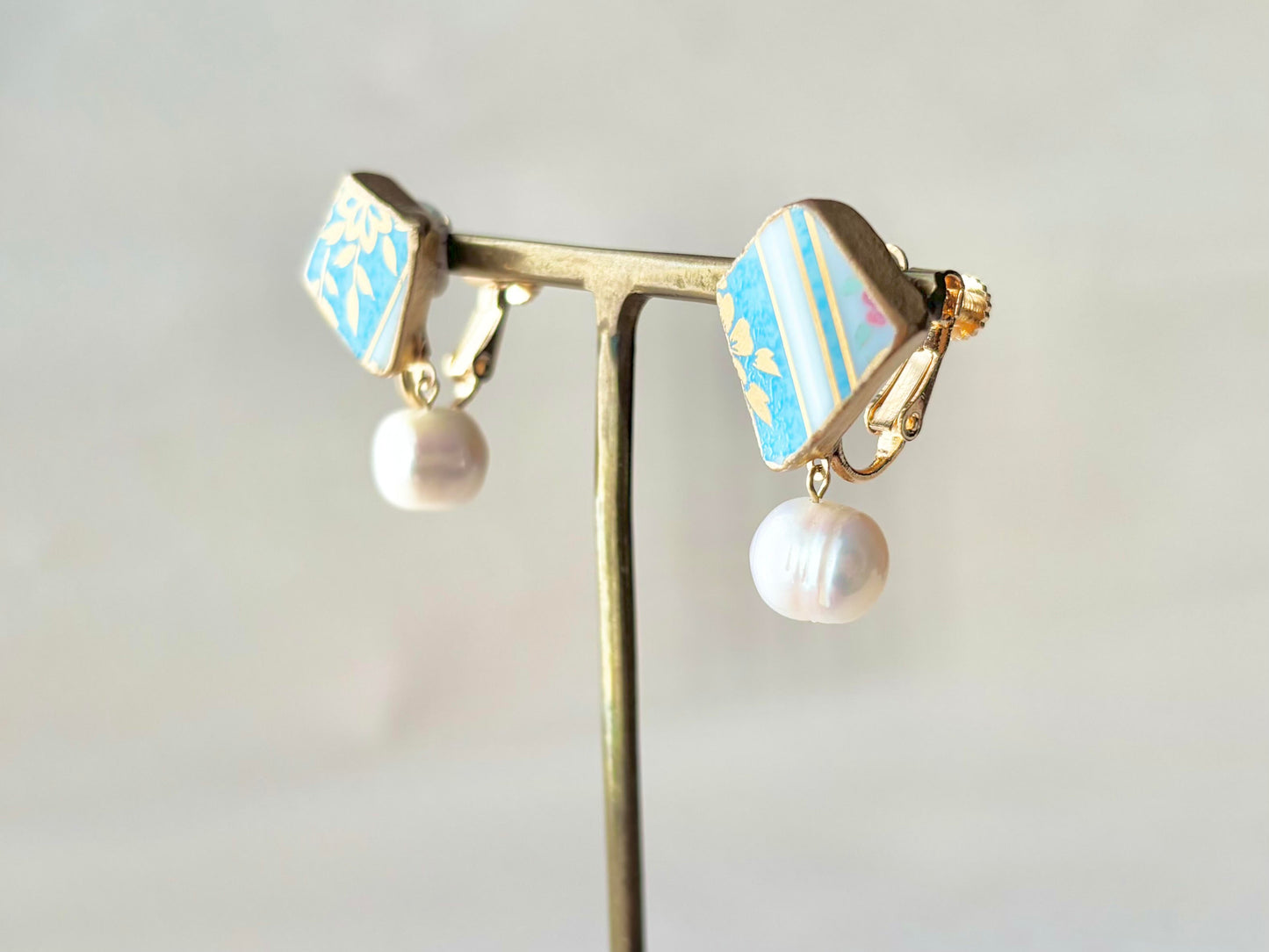 Imari Ware Kintsugi Titanium Earrings Gold Carnelian