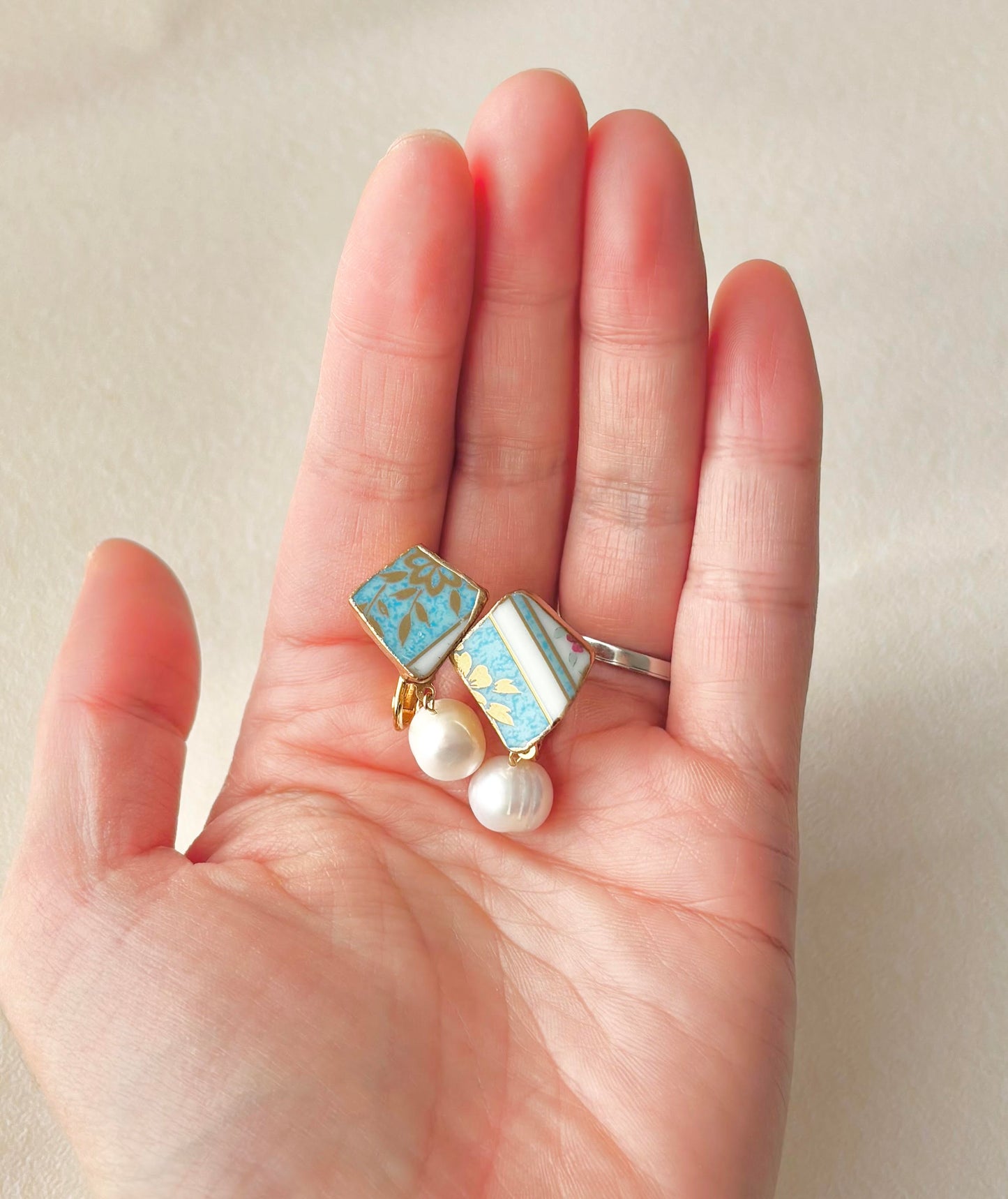 Imari Ware Kintsugi Titanium Earrings Gold Carnelian