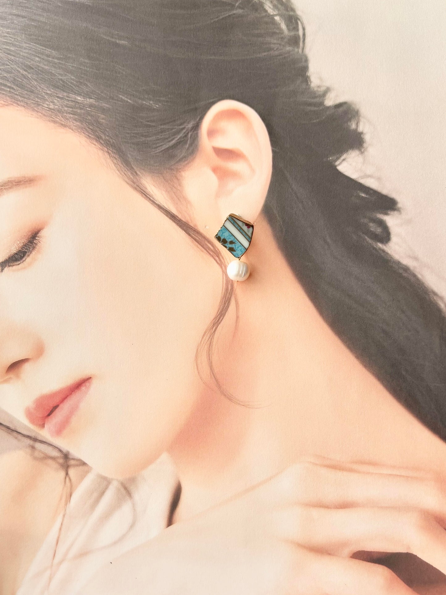 Imari Ware Kintsugi Titanium Earrings Gold Carnelian