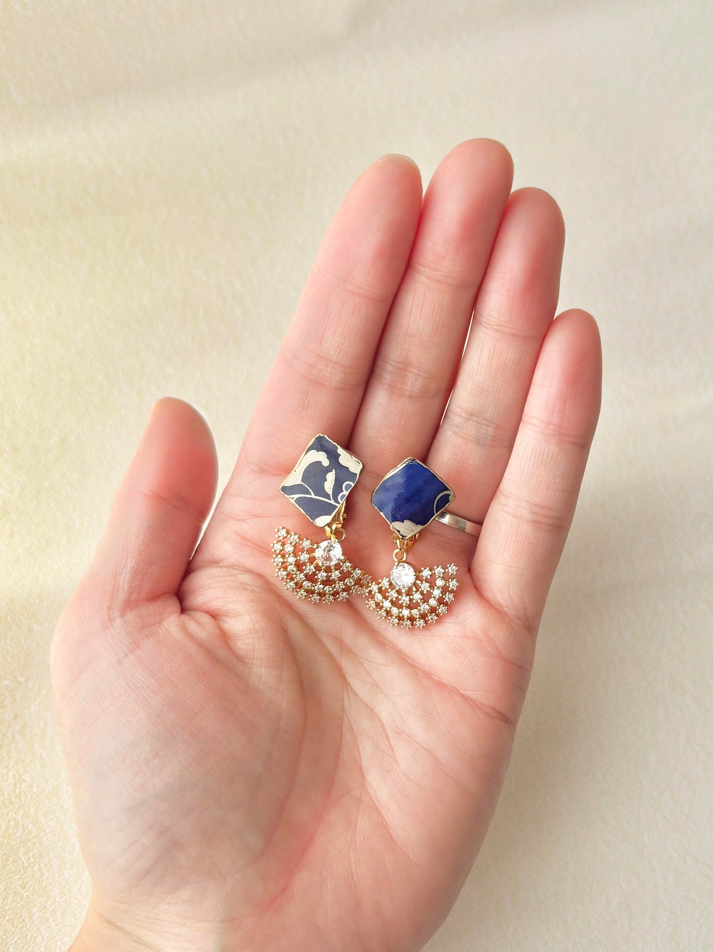 Imari Ware Kintsugi Titanium Earrings Gold Carnelian