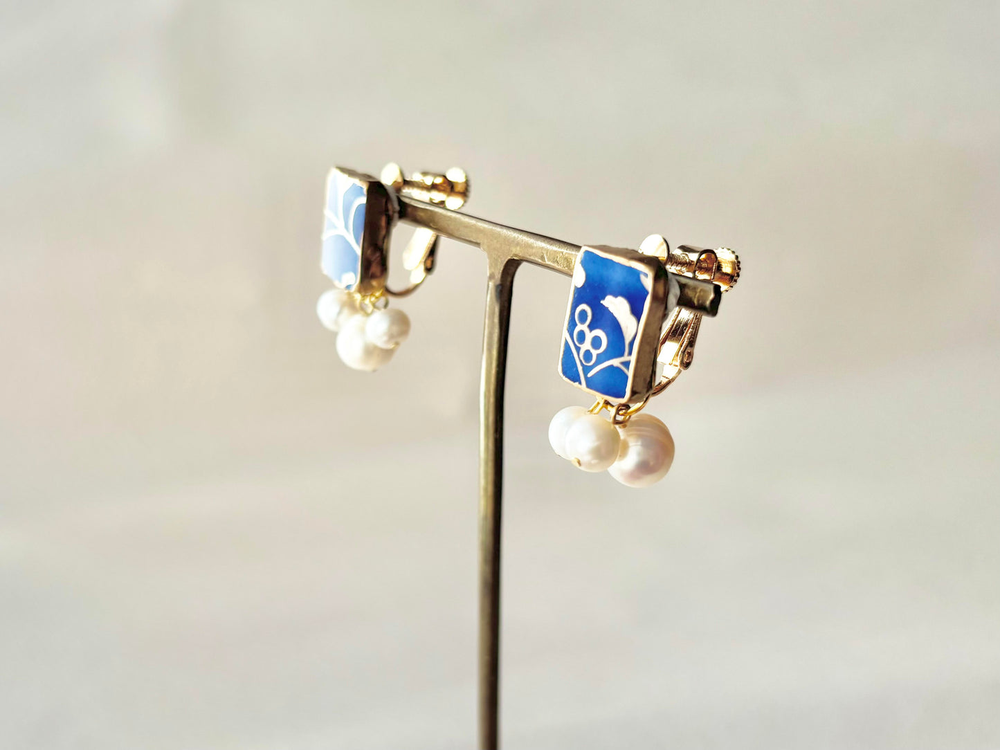 Imari Ware Kintsugi Titanium Earrings Gold Carnelian