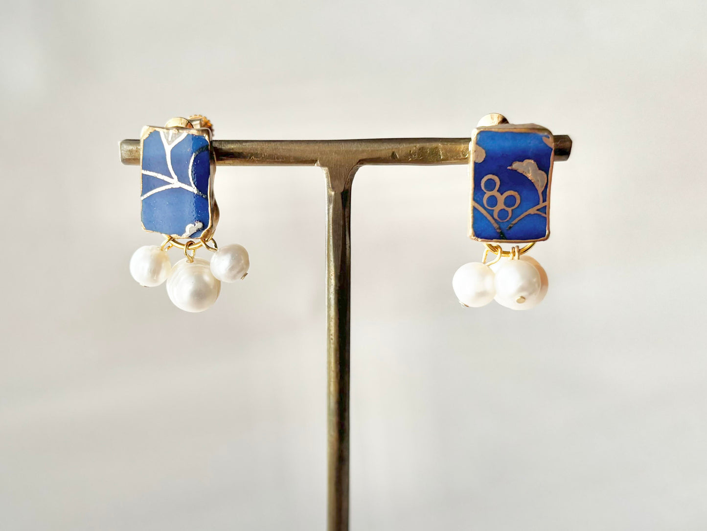 Imari Ware Kintsugi Titanium Earrings Gold Carnelian