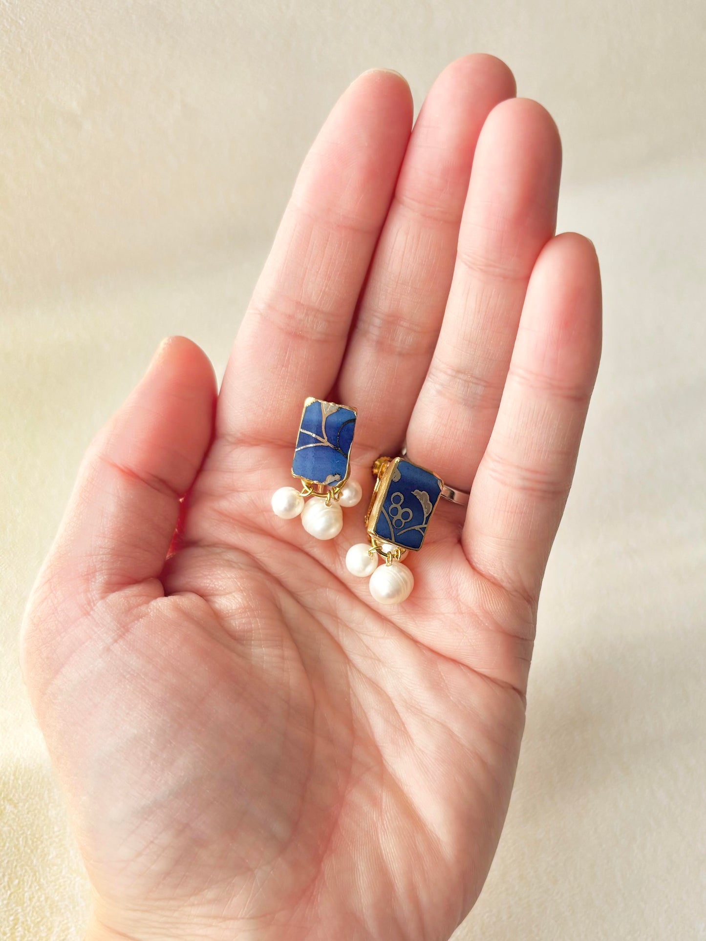 Imari Ware Kintsugi Titanium Earrings Gold Carnelian