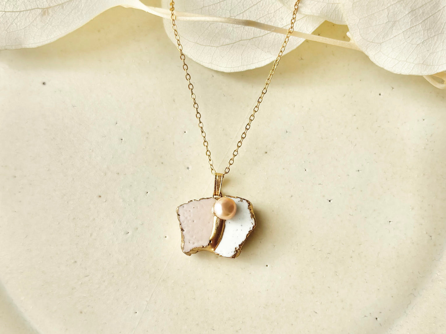 萩焼　金継ぎ　ネックレス　サージカルステンレスチェーン　アレルギー対応　18K　ピンク　白　淡水パール　天然石　伝統工芸　＃399