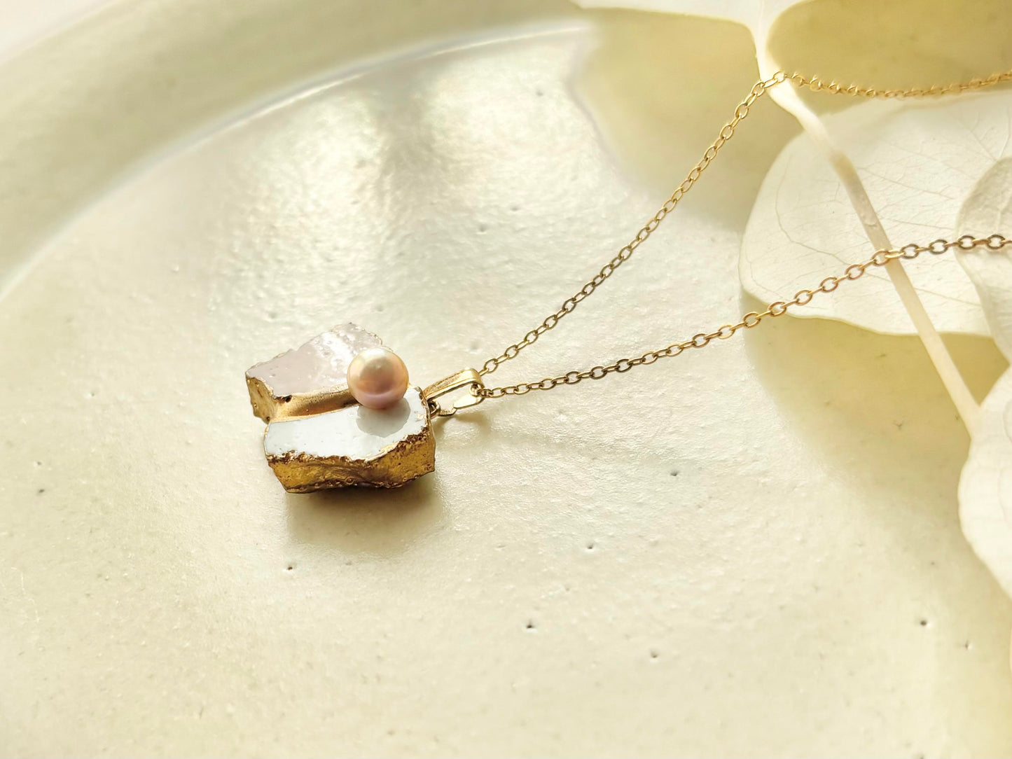 萩焼　金継ぎ　ネックレス　サージカルステンレスチェーン　アレルギー対応　18K　ピンク　白　淡水パール　天然石　伝統工芸　＃399