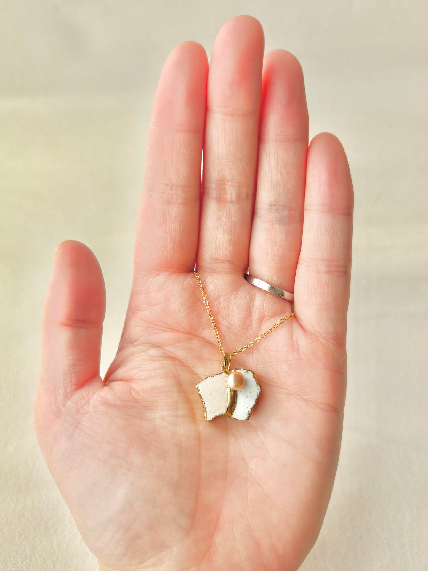 萩焼　金継ぎ　ネックレス　サージカルステンレスチェーン　アレルギー対応　18K　ピンク　白　淡水パール　天然石　伝統工芸　＃399