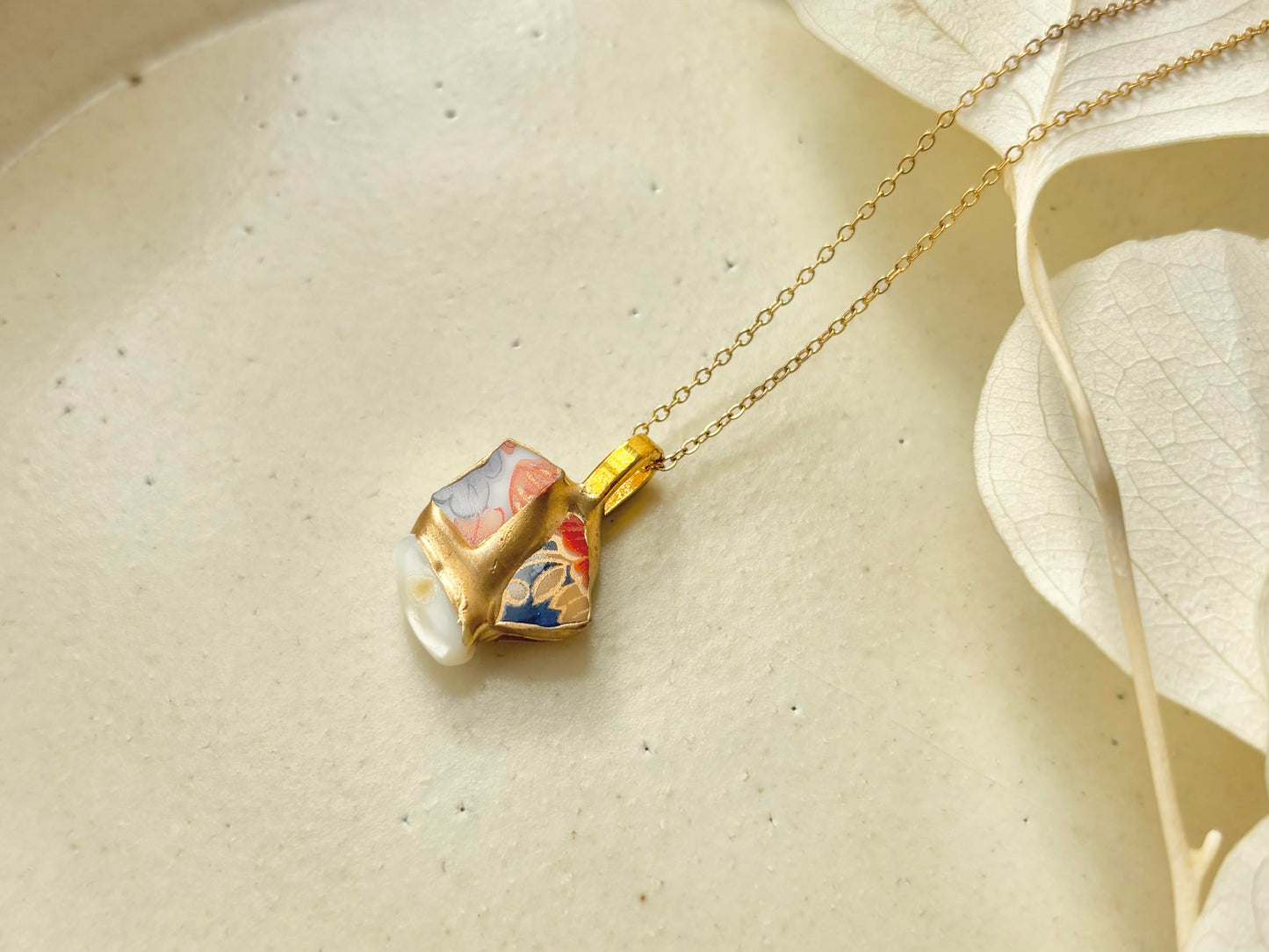 有田焼　金継ぎ　ネックレス　サージカルステンレスチェーン　アレルギー対応　18K　花柄　リーフ柄　マザーオブパール　天然石　伝統工芸　＃402