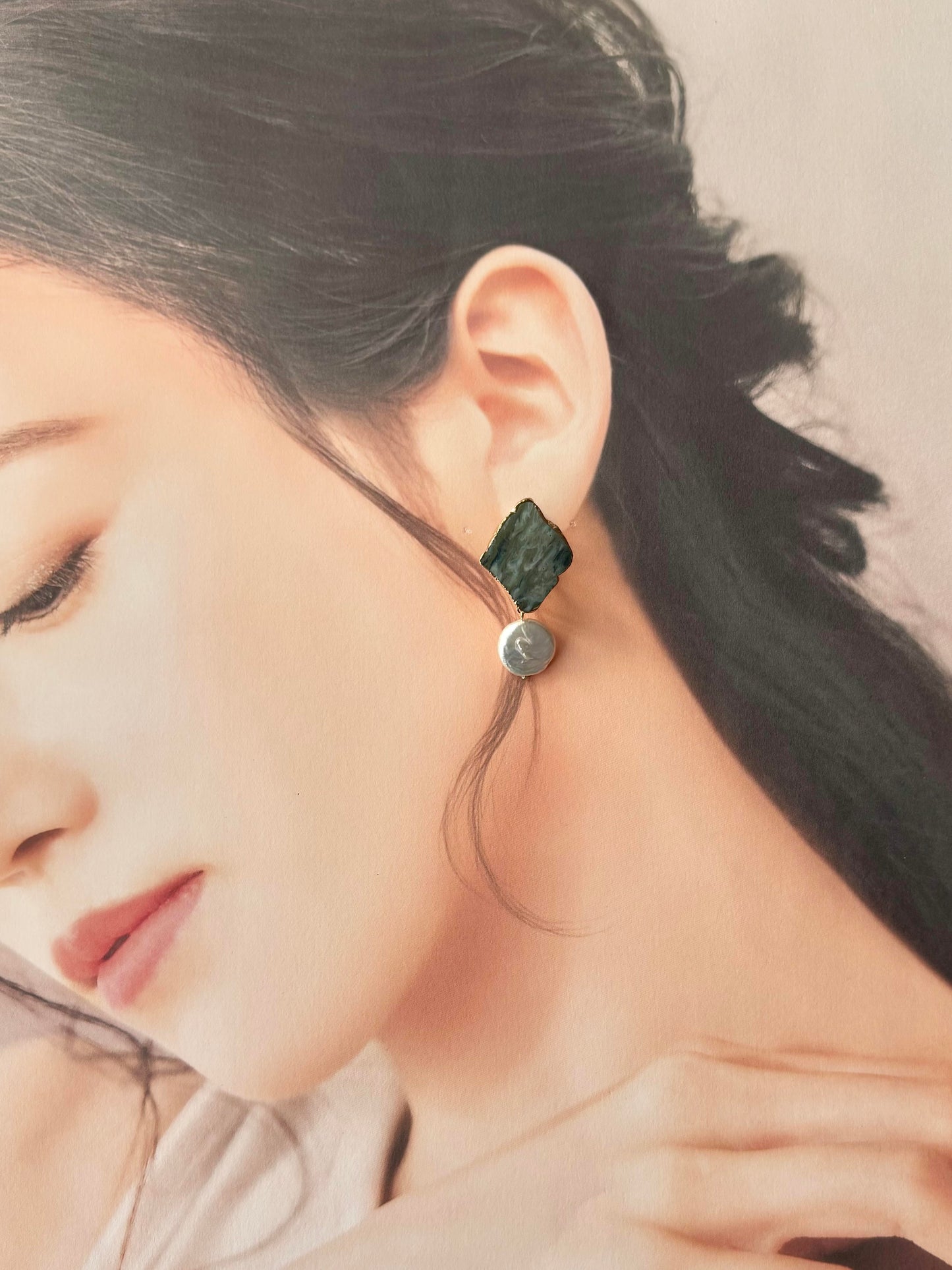 Imari Ware Kintsugi Titanium Earrings Gold Carnelian