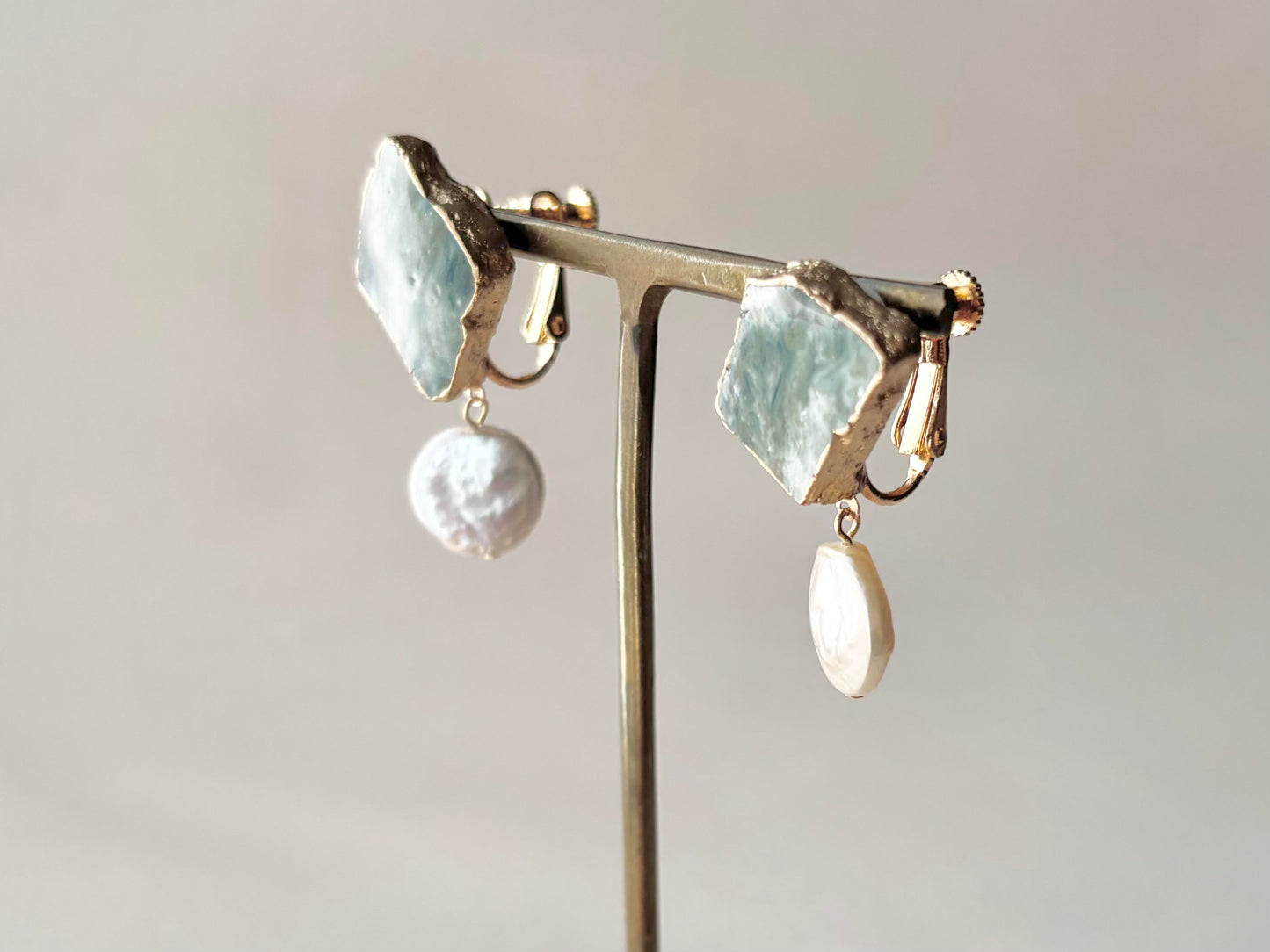 Imari Ware Kintsugi Titanium Earrings Gold Carnelian