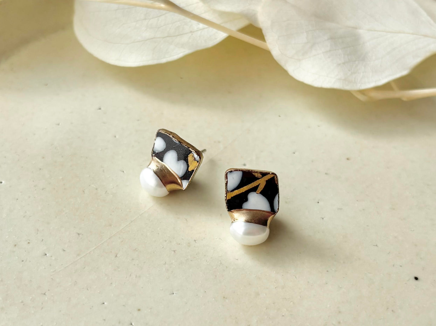 京焼 　金継ぎ　サージカルステンレスピアス　手書き　絵付け　花柄　黒　淡水パール　天然石　伝統工芸　＃409