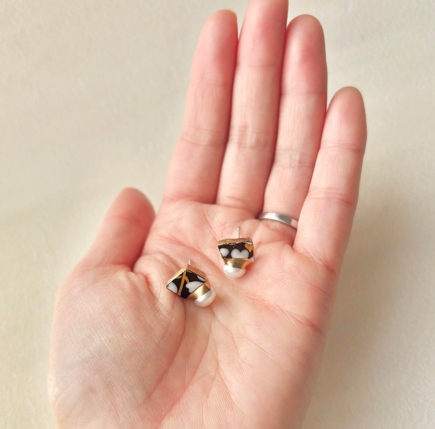 京焼 　金継ぎ　サージカルステンレスピアス　手書き　絵付け　花柄　黒　淡水パール　天然石　伝統工芸　＃409