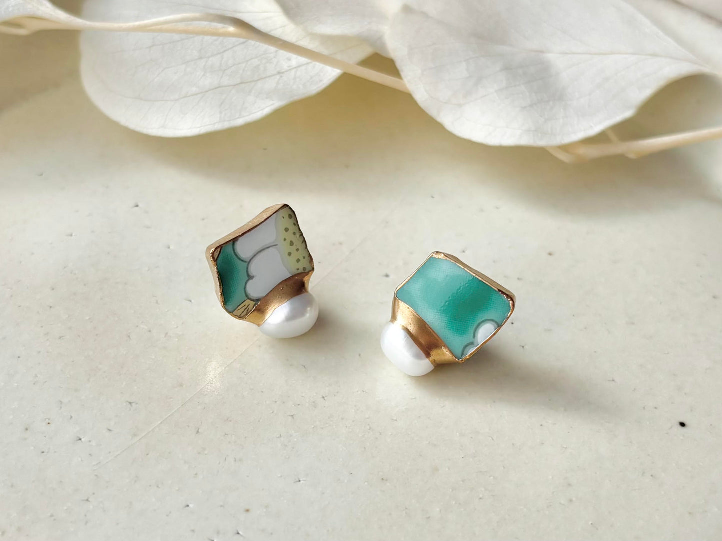有田焼 　金継ぎ　サージカルステンレスピアス　緑　花柄　リーフ柄　淡水パール　天然石　伝統工芸　＃410