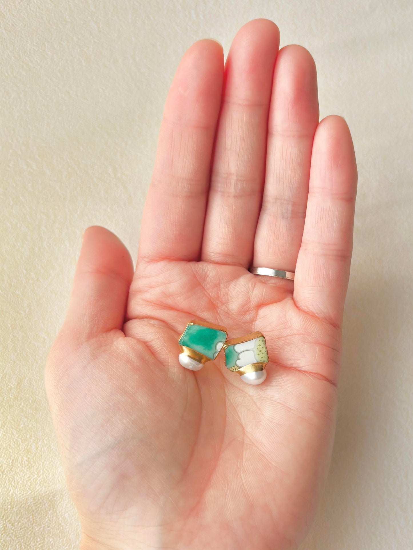 有田焼 　金継ぎ　サージカルステンレスピアス　緑　花柄　リーフ柄　淡水パール　天然石　伝統工芸　＃410